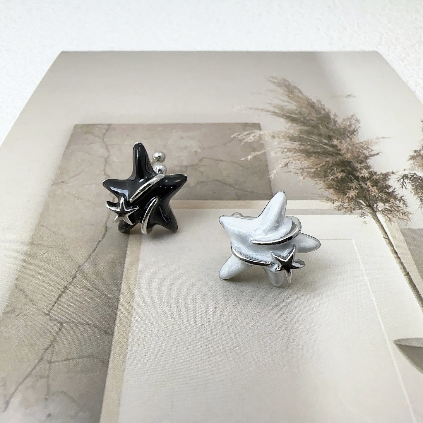 Dripping Oil Black White Two-color Surround Five-pointed Stud Earrings
