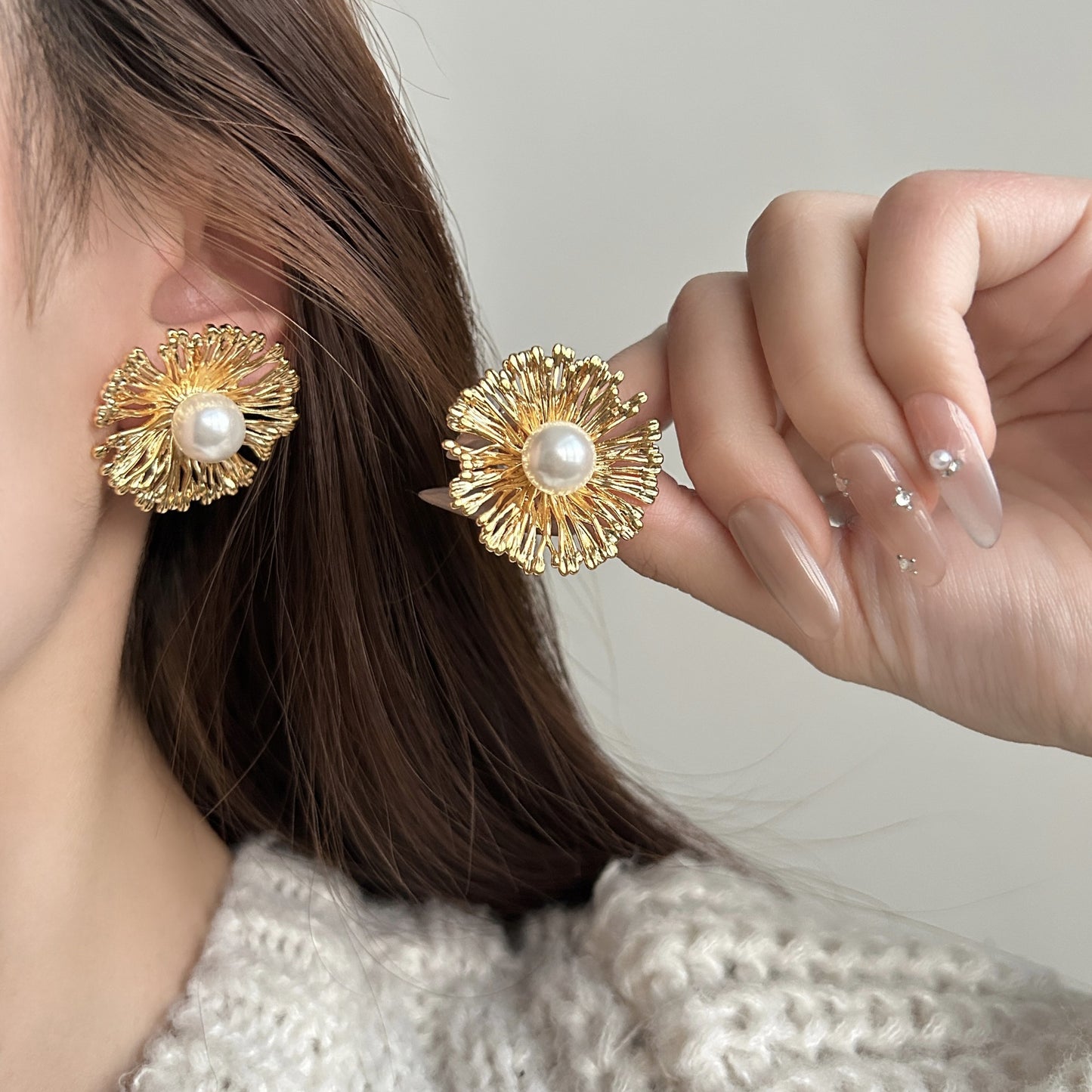 Women's Exquisite High-grade Bright Firework Pearl Elegant Retro Personality Stud Earrings