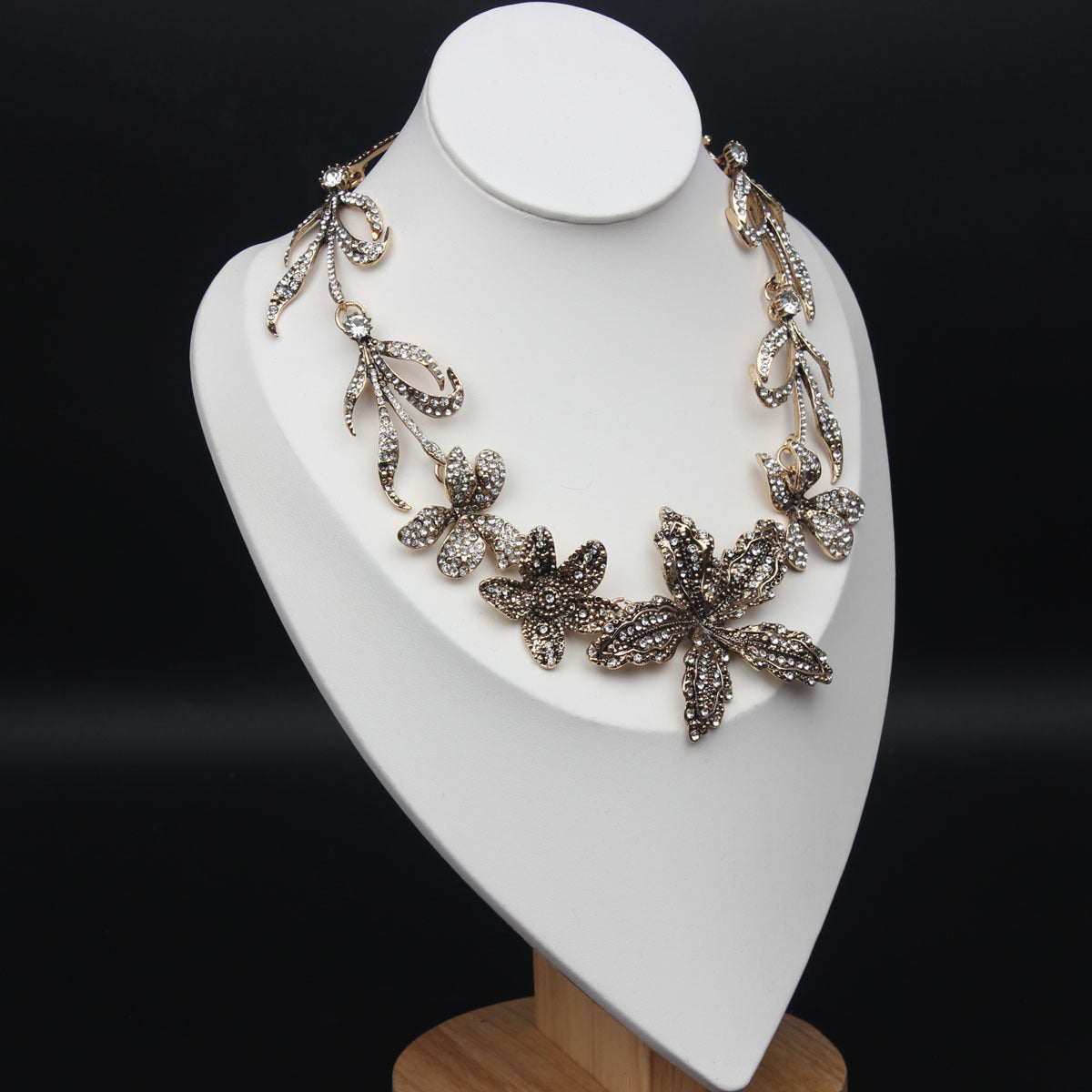 Women's Luxury High Sense Splendid Diamond Rhinestone Clavicle Flower Necklace