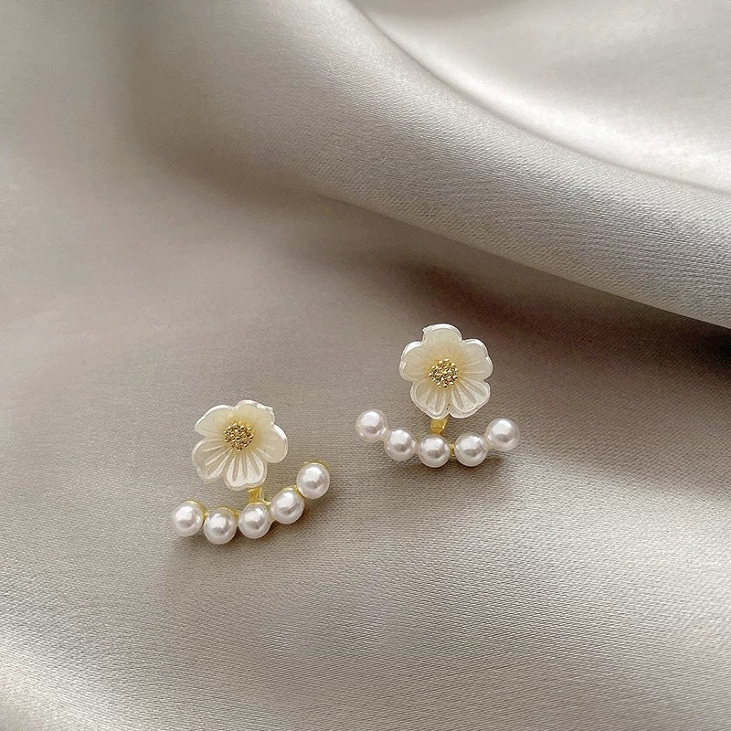 Women's Simple Fresh Pearl Flower Elegant High-grade One Style Earrings