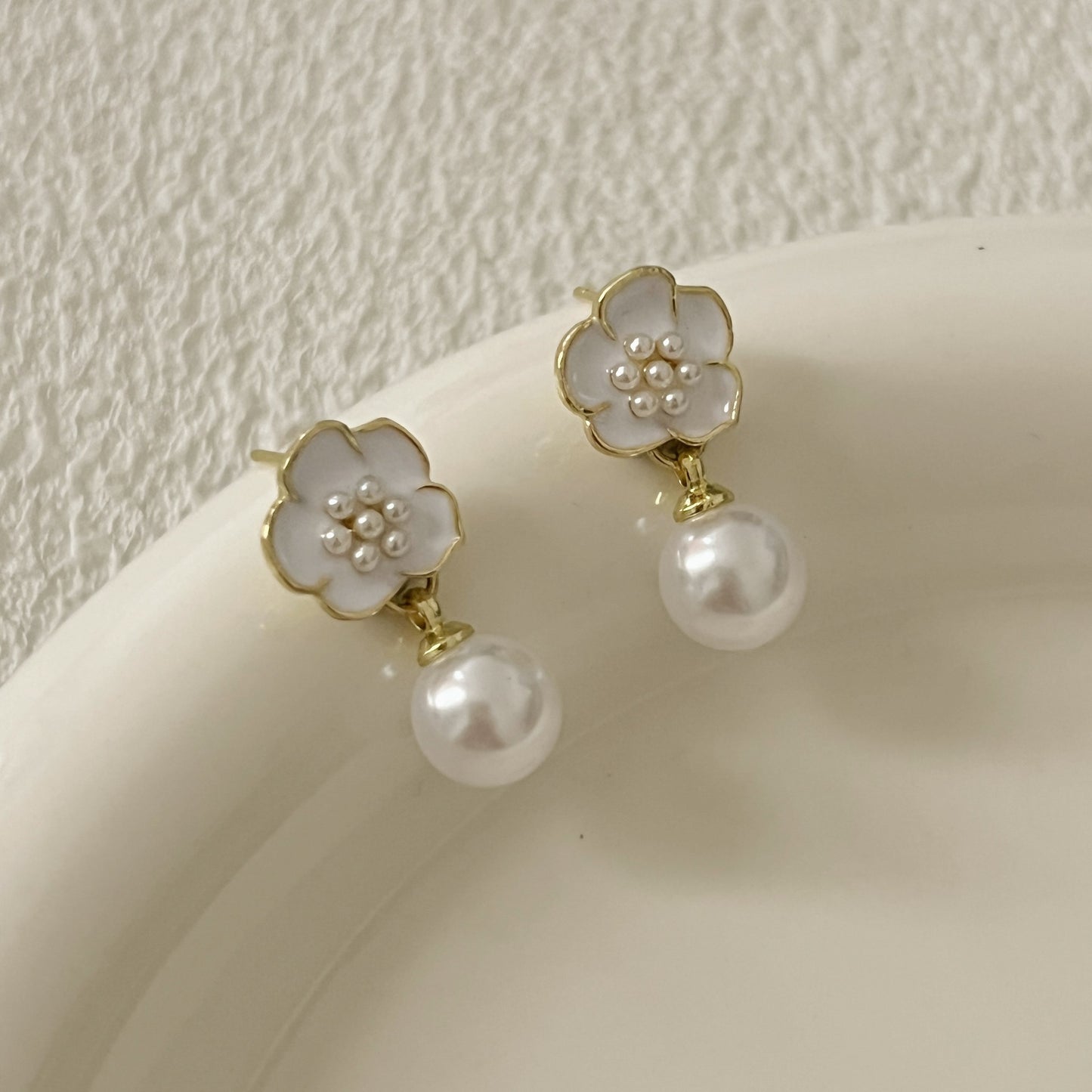 Women's Trendy Simple Pearl Temperamental Minority Design Earrings