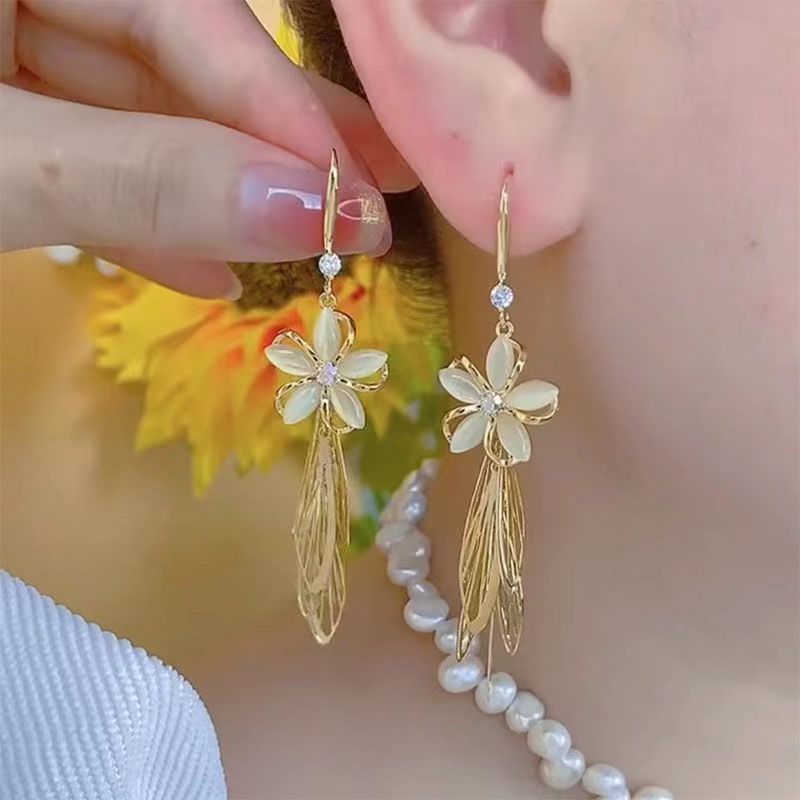 Women's High-grade Fashion Dignified Flowers Tassel Light Luxury Rings