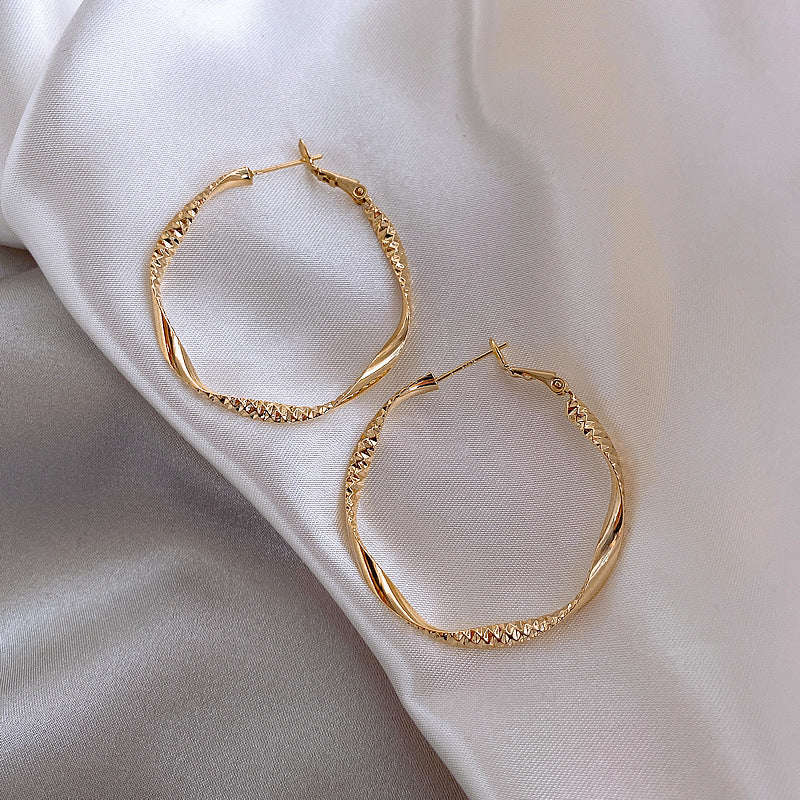 Flower Trace Metal Circle Female High Profile Generous Cold Ear Hook