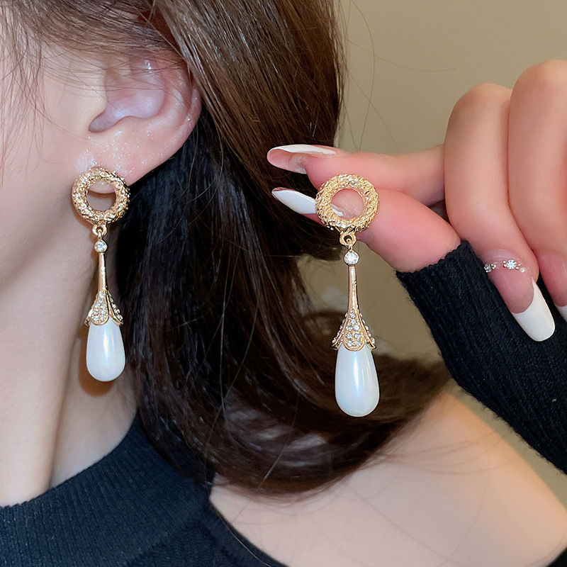 Fashion High-grade Zircon Pearl Niche Retro Earrings