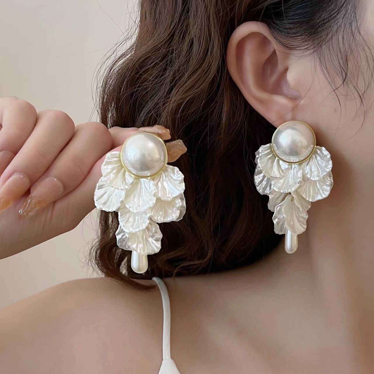 White Flower Tassel Long High-grade Pearl Shell Earrings