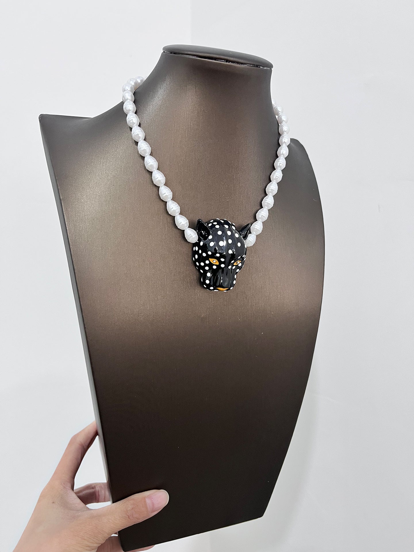 Women's Style Enamel Leopard Head Temperament Stringed Pearls Clavicle Chain Necklace