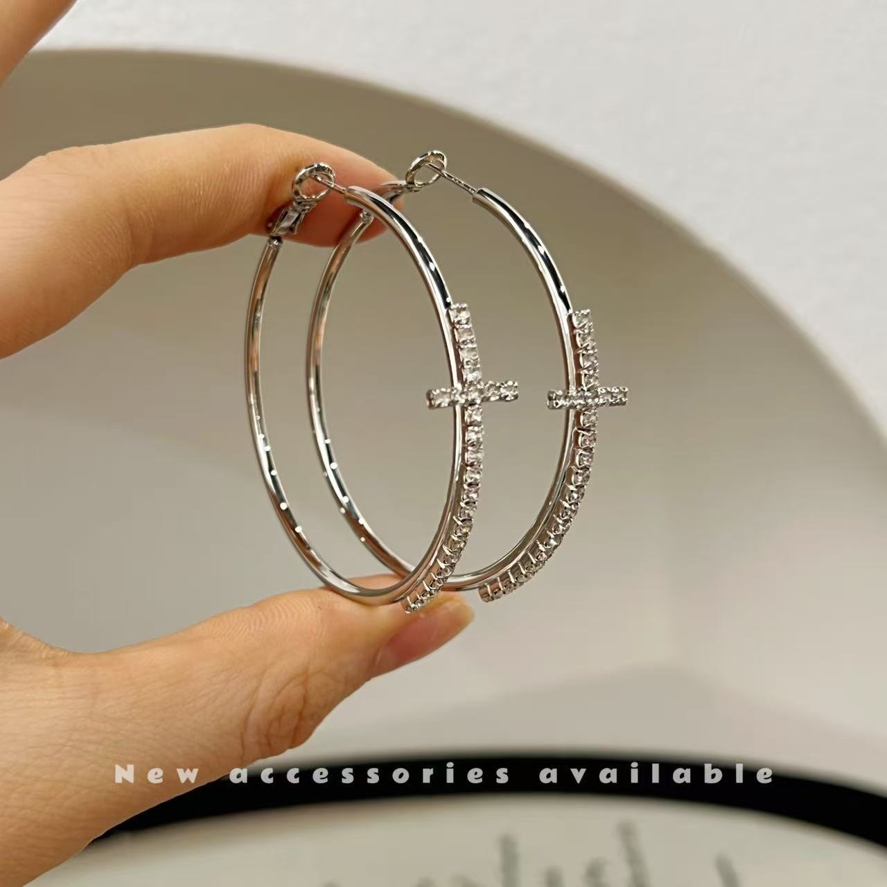 Exaggerated Cross Ear High-grade Hot Rhinestone Round Refined Grace Fashion Earrings