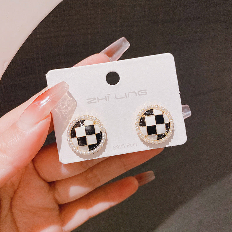 Women's Sier Needle Drop Oil Black White Plaid Stud Earrings