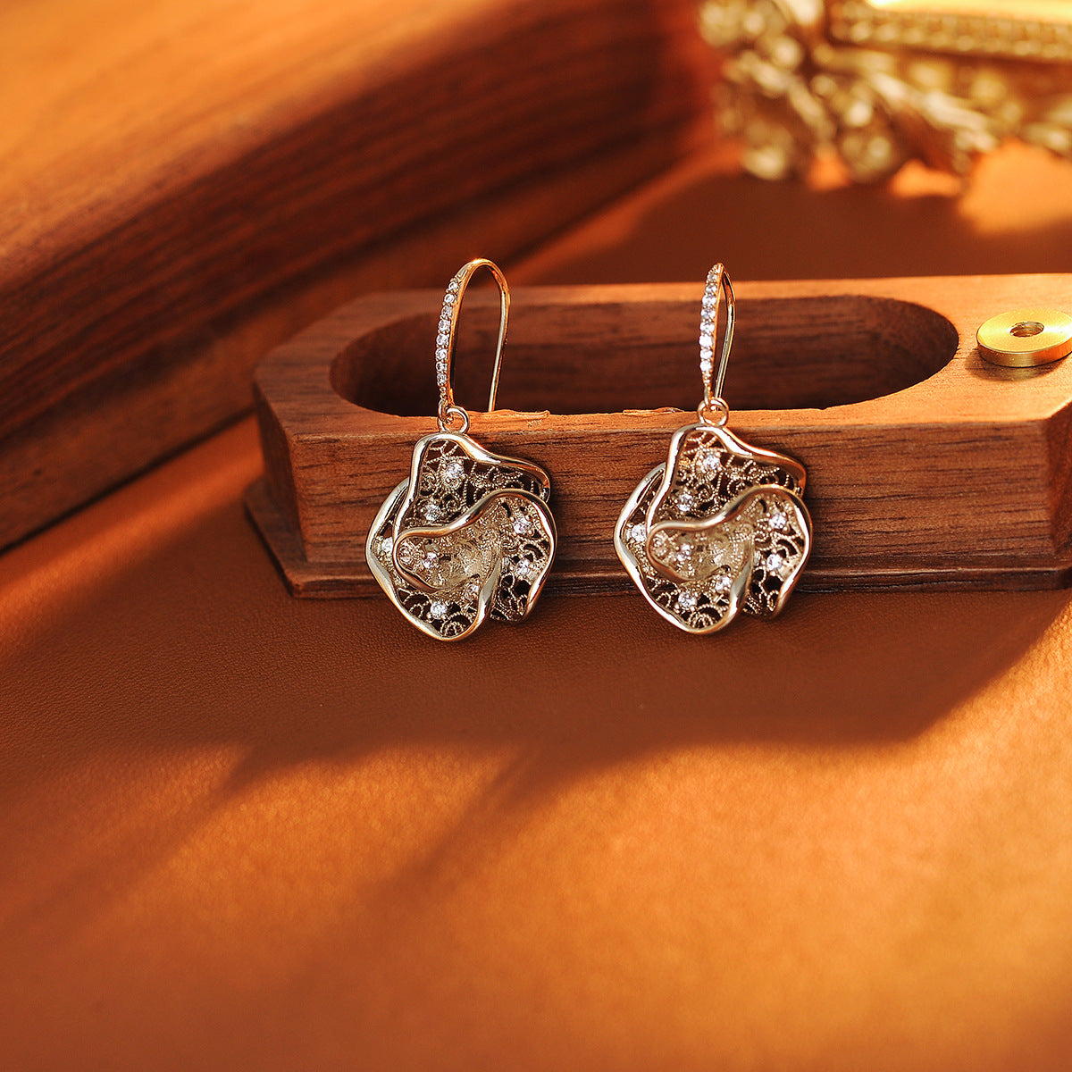 Design Hollow Jeweled Retro Fashion Personalized Ear Hook