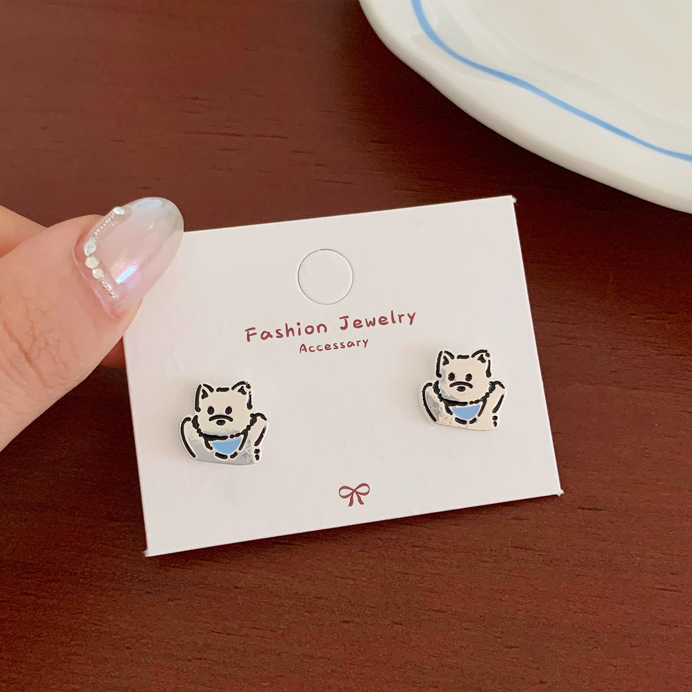 Iti Blue Dog Female Sier Needle Earrings