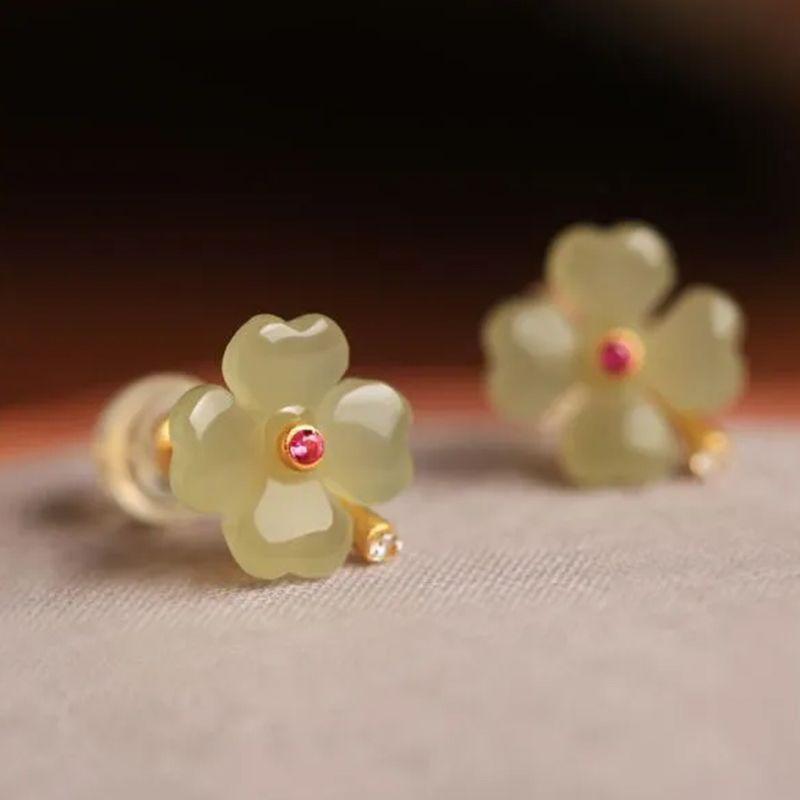 Women's Elegant Green Grass High-grade Flower Ancient Style Light Luxury Birthday Stud Earrings