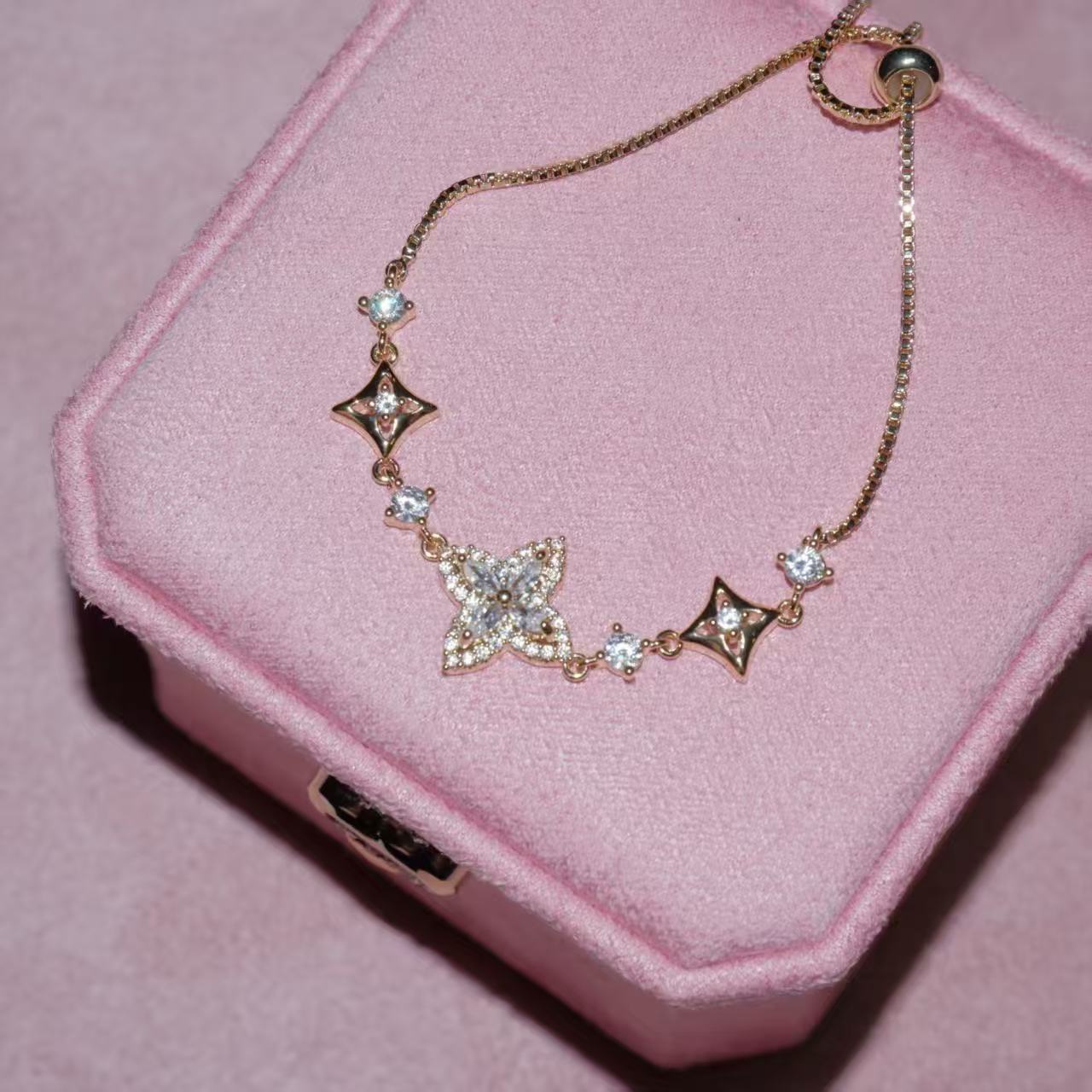 Super Unique Four-leaf Flower Refined Grace Full Diamond Bracelet