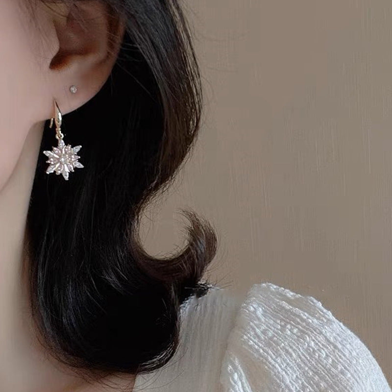 Versatile Women's Fashionable Elegant Snowflake Christmas Earrings