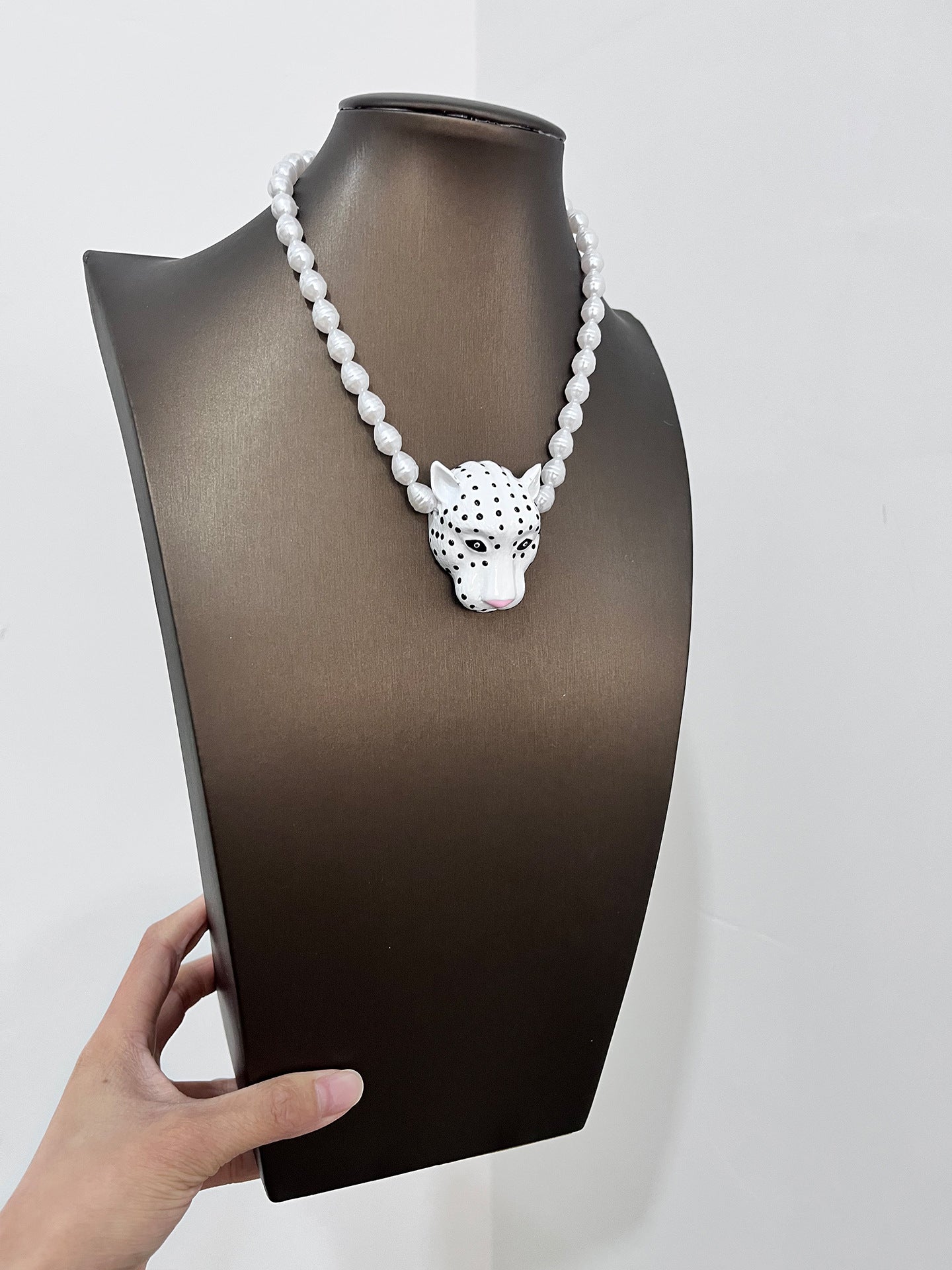 Women's Style Enamel Leopard Head Temperament Stringed Pearls Clavicle Chain Necklace