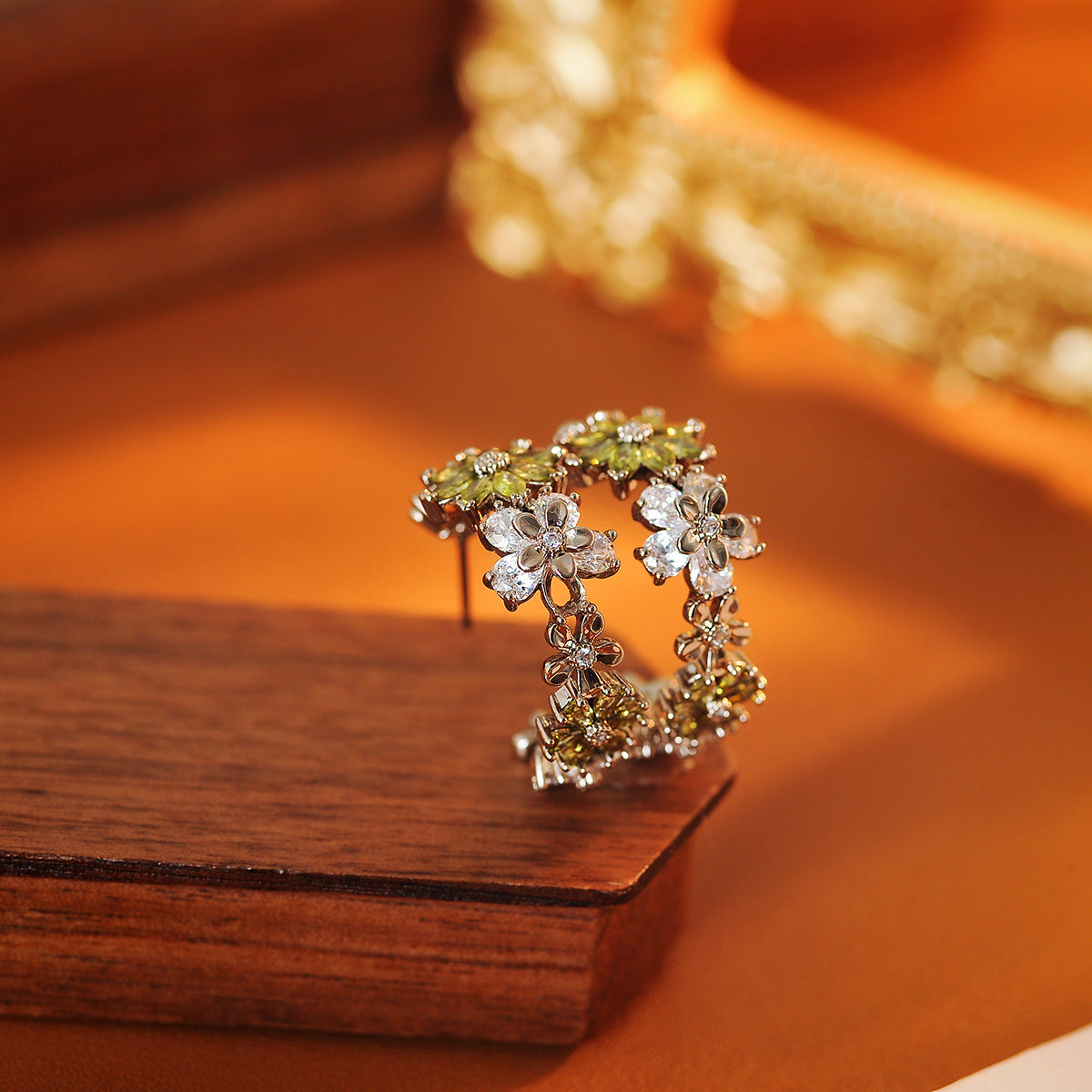Women's Shiny Diamond Flowers High-grade Ear Summer Stud Earrings