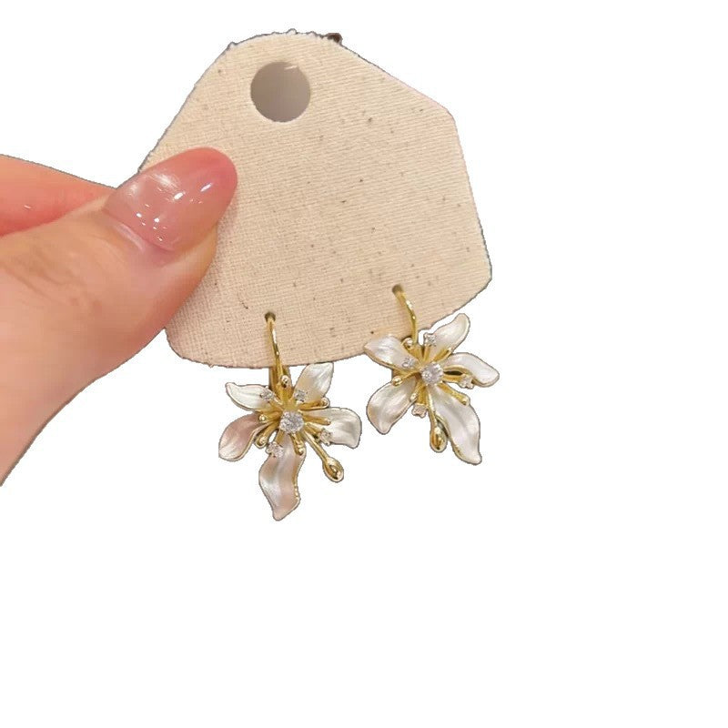 Women's Entry Lux White Shell Flower Ear Clips Niche Design Gentle Stud Earrings