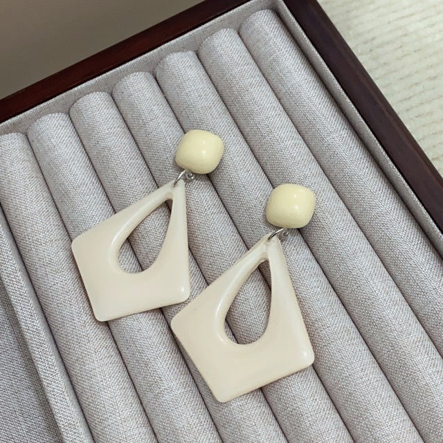Style White Retro French Palace Milky Exaggerated High-grade Earless Earrings