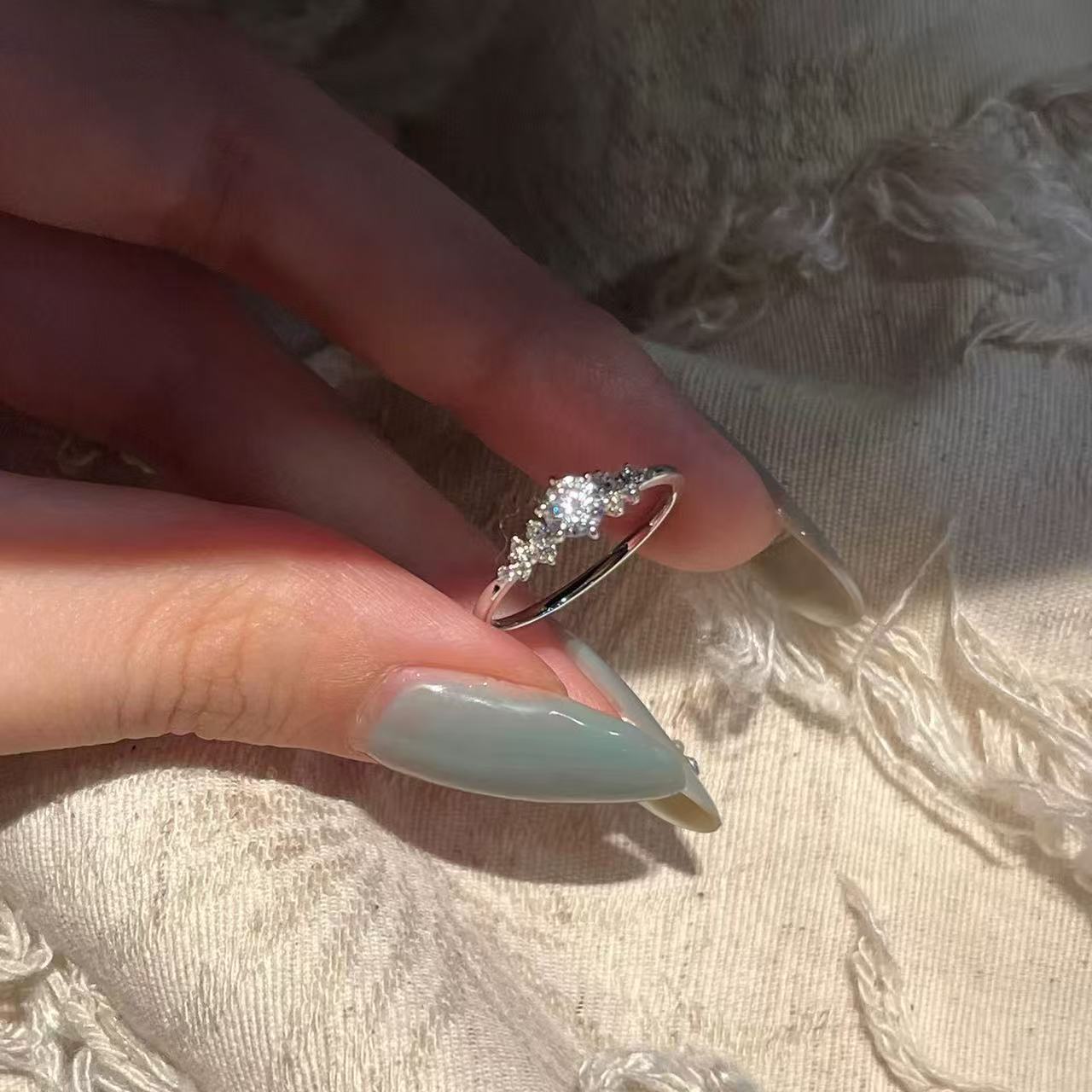 Shiny Very Fine Female Design Light Luxury High Sense Fashion Rings