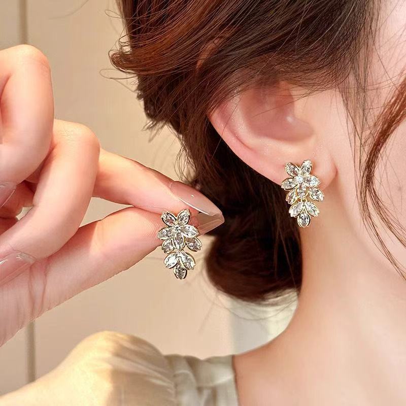 Women's Style Flower Advanced Design Light Luxury Temperament Earrings