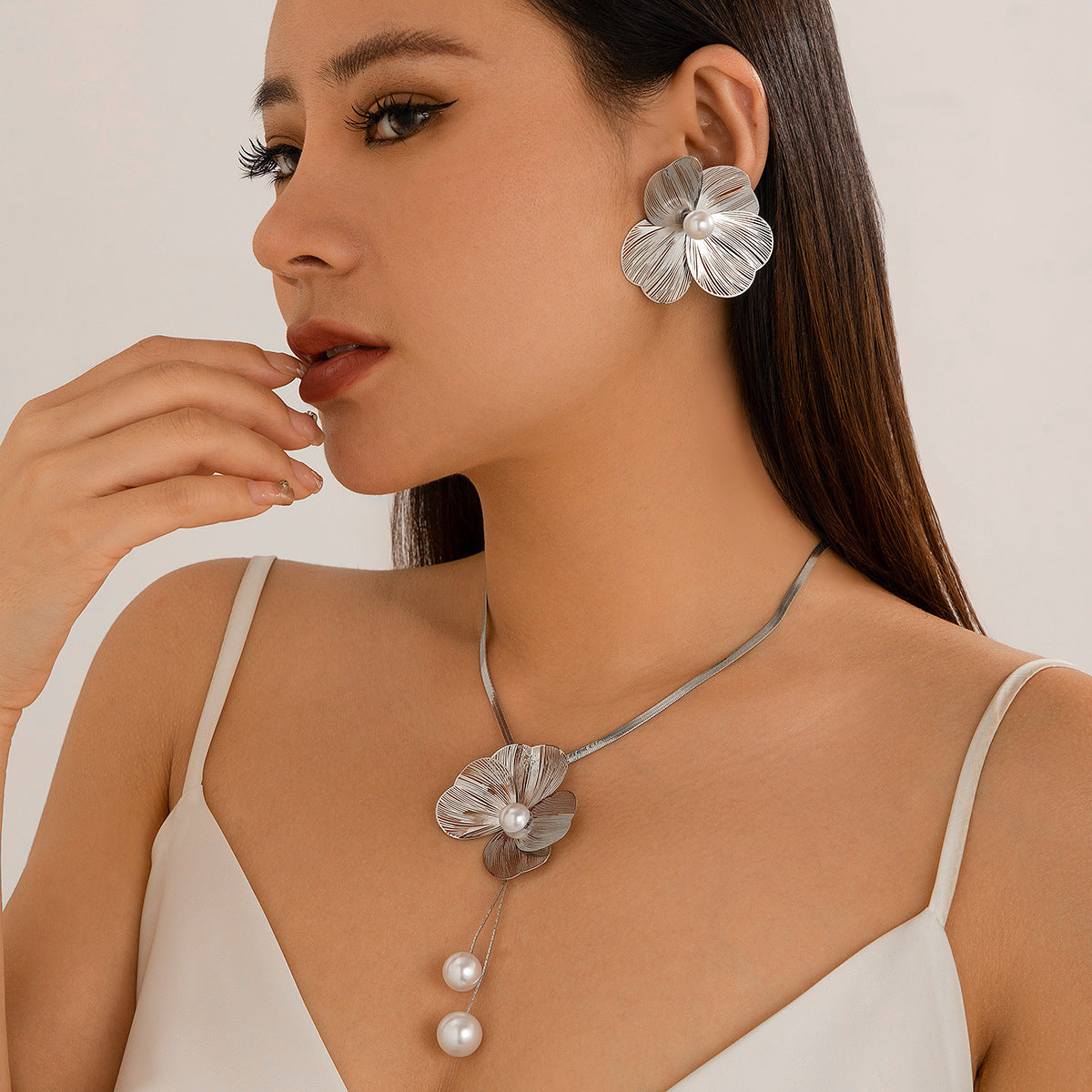 Three-dimensional Ginkgo Leaf Versatile Ladies Sweet Cool Metal Brushed Flower Collar