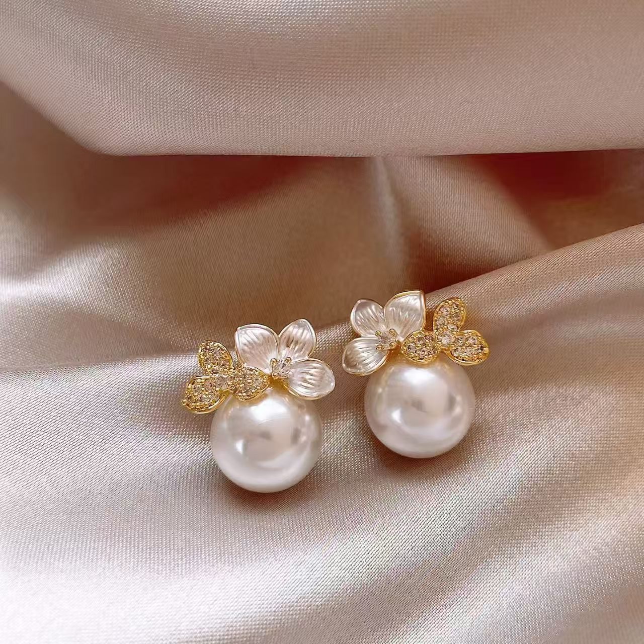 Women's White Flower Pearl Minority Fashion Design Rings