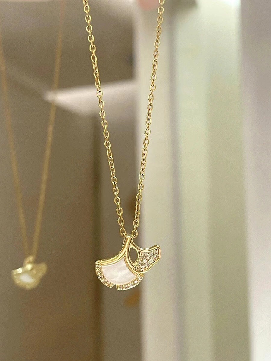 Women's Gold Ginkgo Leaf Fritillary Fashion Short Sense Light Necklaces