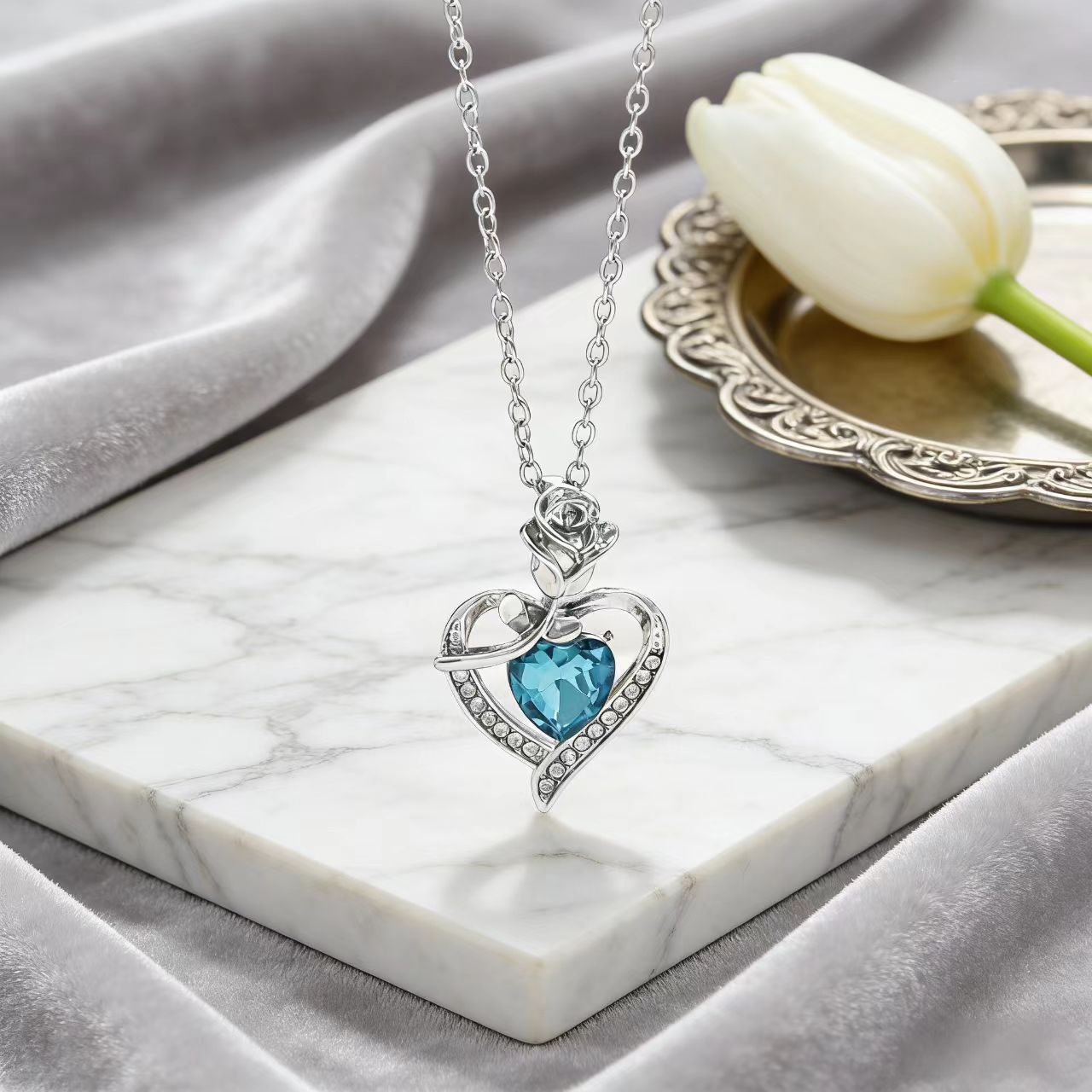 Love Rose Niche High-grade Clavicle Chain Simple Fashion Elegant Necklace
