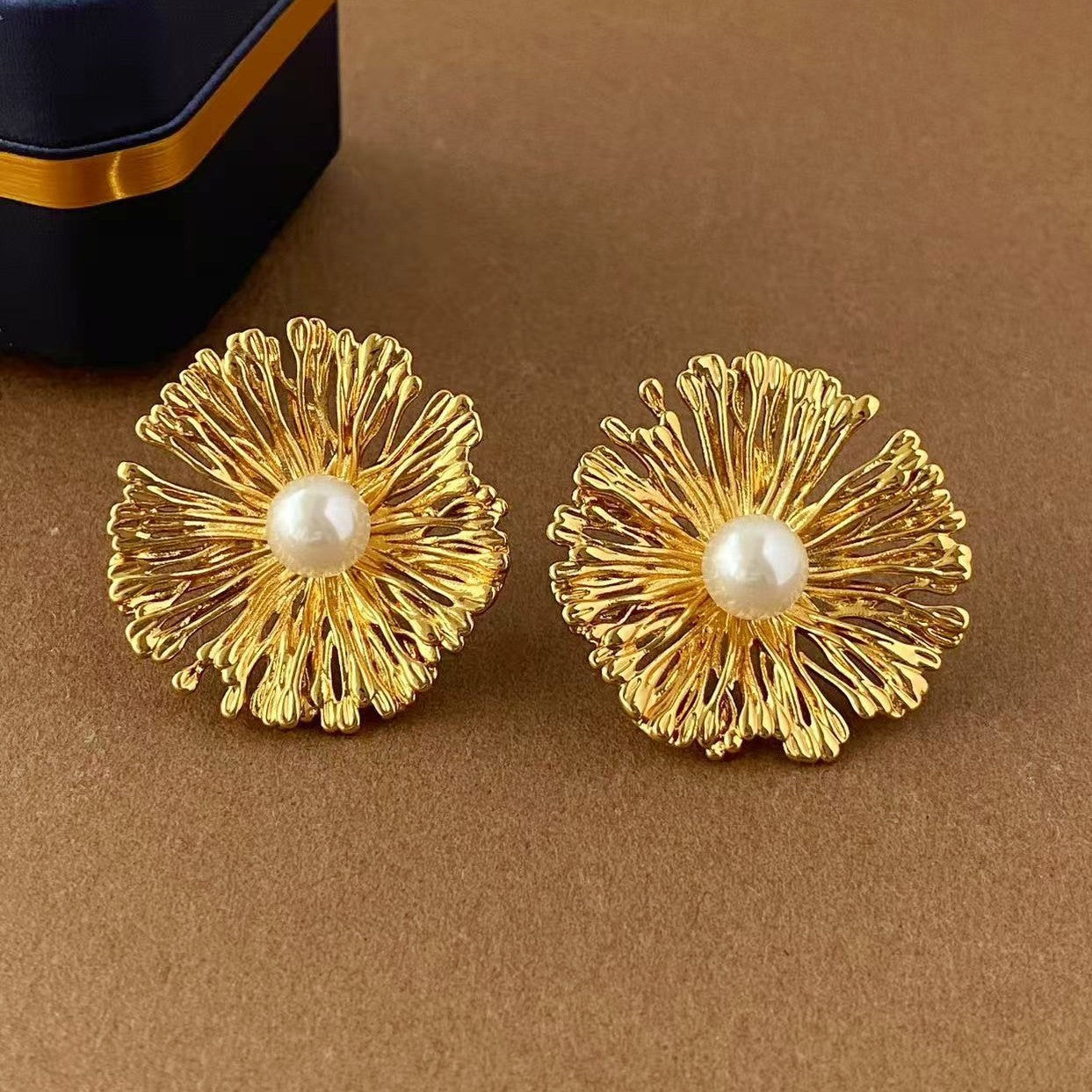 Women's Exquisite High-grade Bright Firework Pearl Elegant Retro Personality Stud Earrings