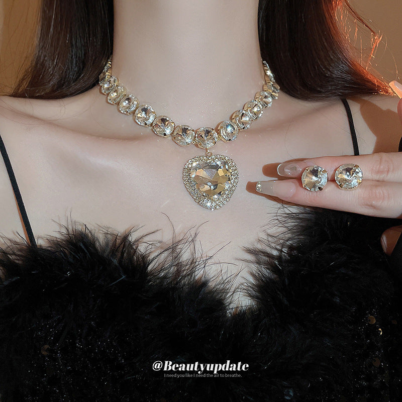 Stitching Diamond Love Heart Suite Exaggerated Design Clavicle Chain Light Necklaces