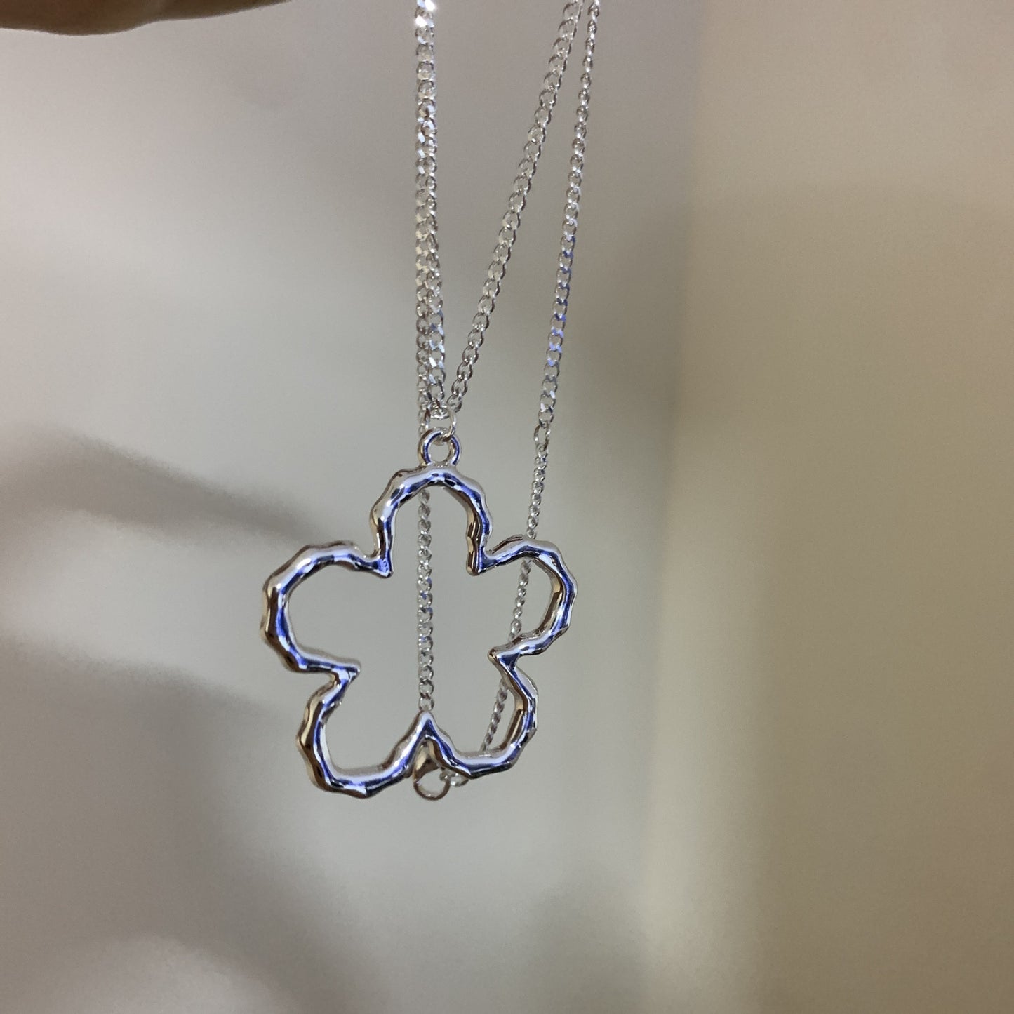 Women's Hollow Flower Light Luxury Temperament Niche High-grade Necklaces