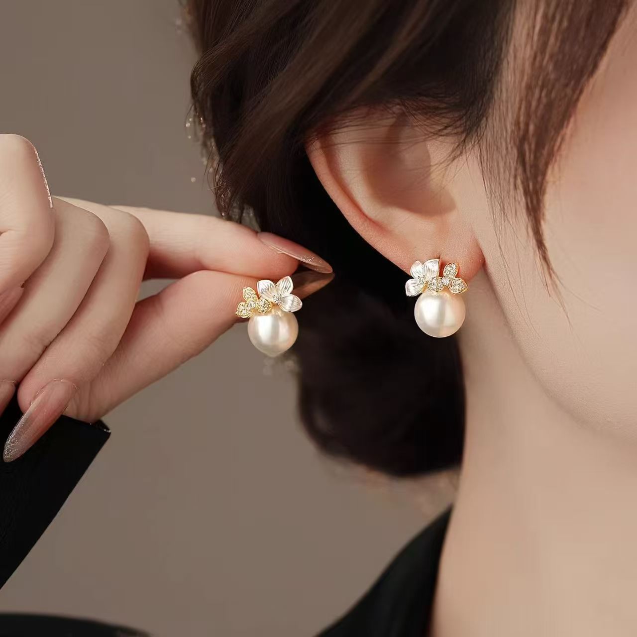 Women's White Flower Pearl Minority Fashion Design Rings