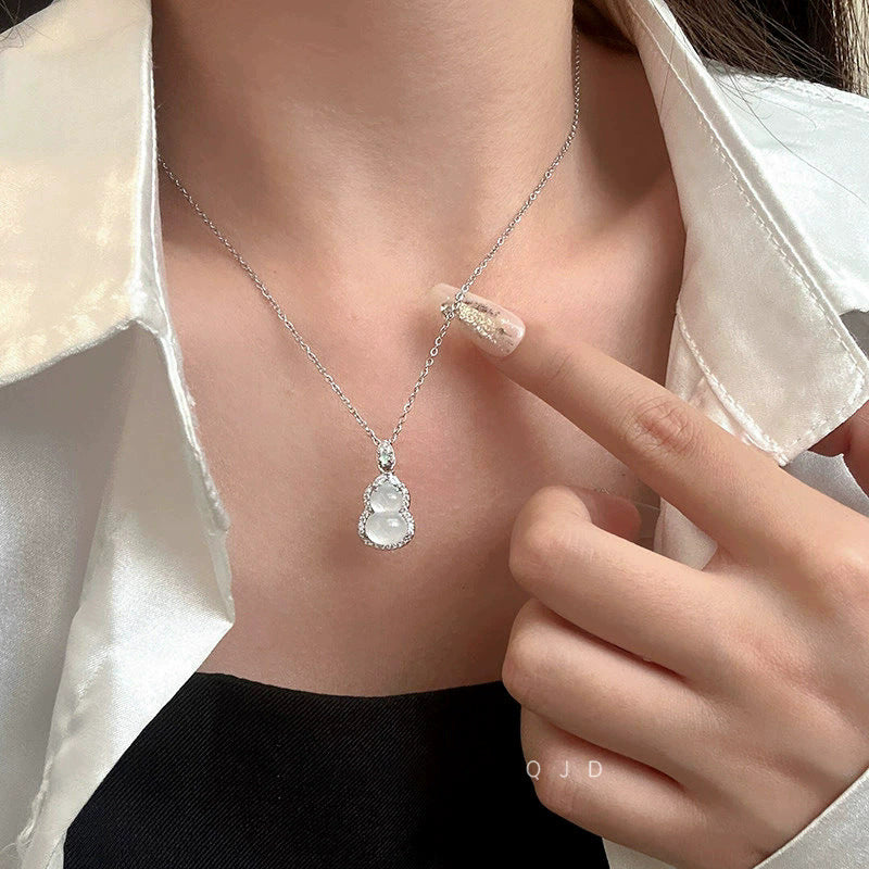 Women's High-grade Butterfly Pearl Style Niche Clavicle Chain Light Luxury Necklaces