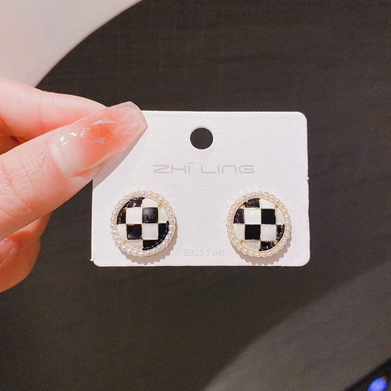 Women's Sier Needle Drop Oil Black White Plaid Stud Earrings
