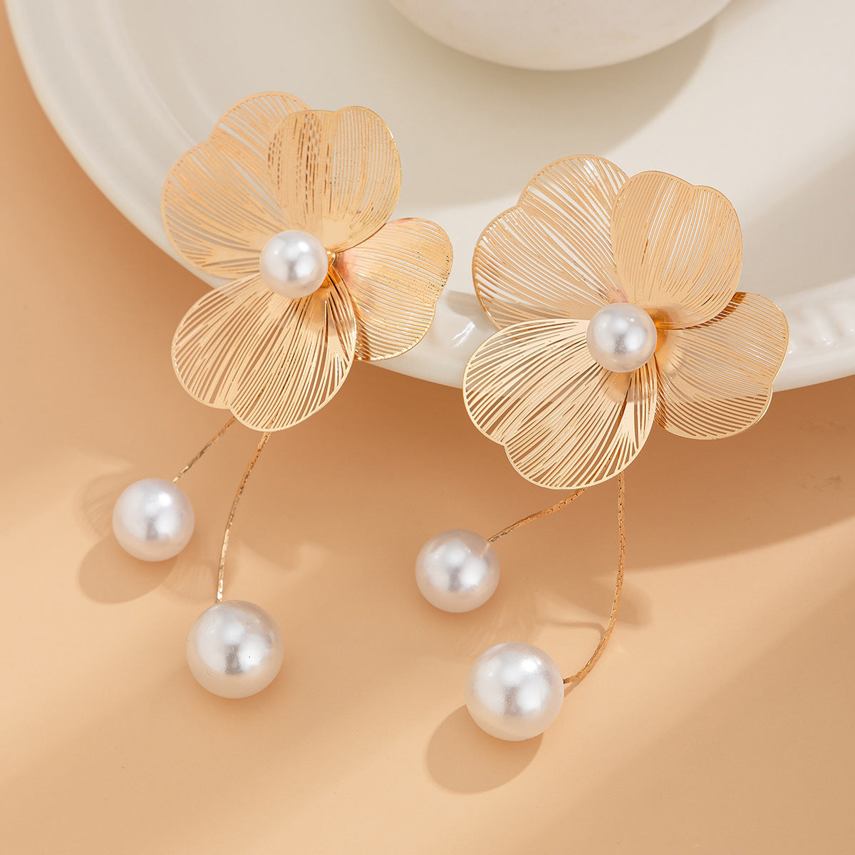 Texture Three-dimensional Ginkgo Leaf Flower Sweet Earrings