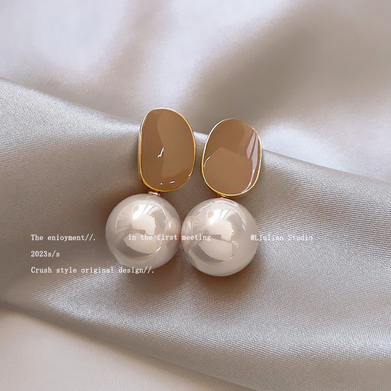 Women's Pearl Elegant High-grade White Ear Clip Earrings