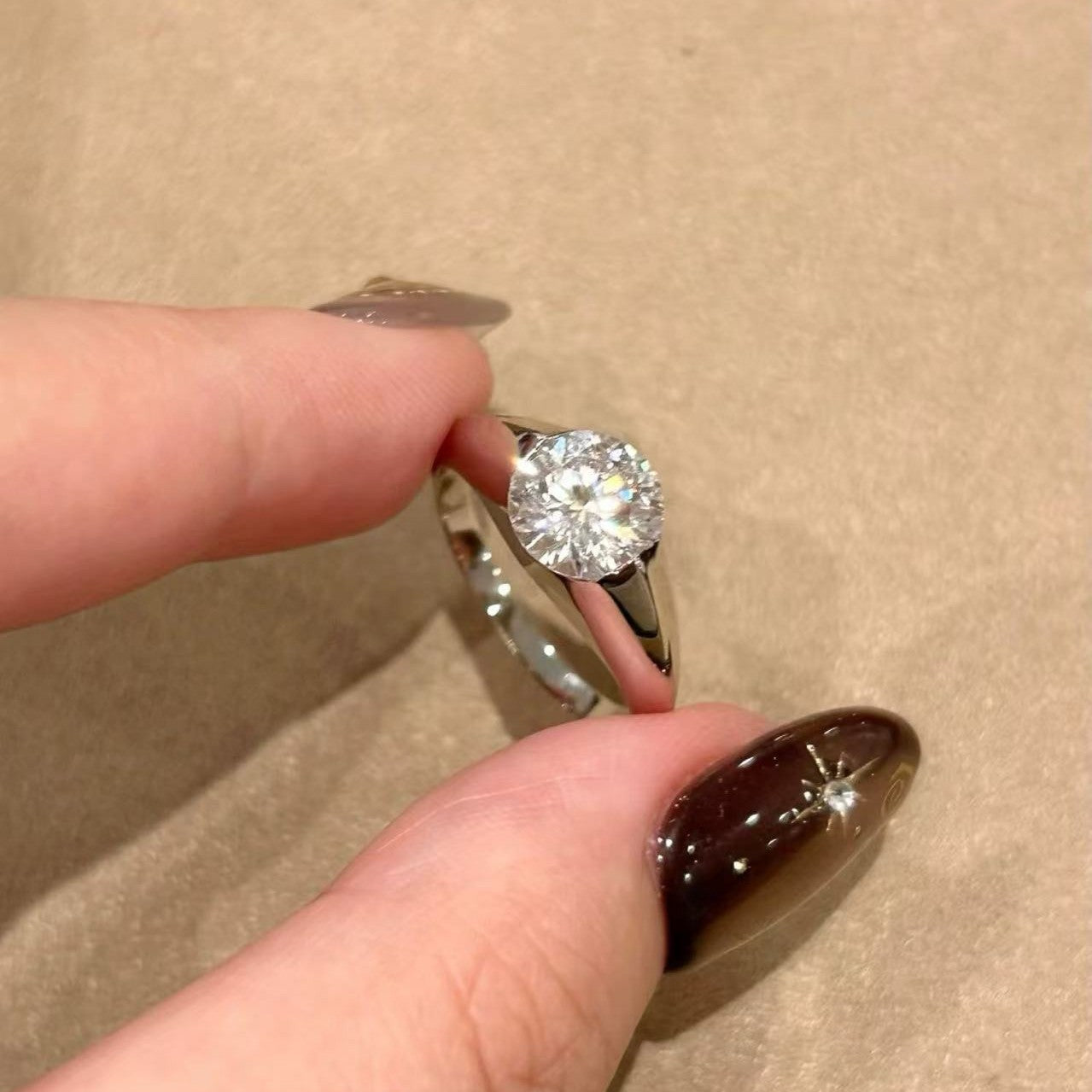 Women's Shiny Diamond Light Luxury Exquisite Niche Closed Design Fashion Ring