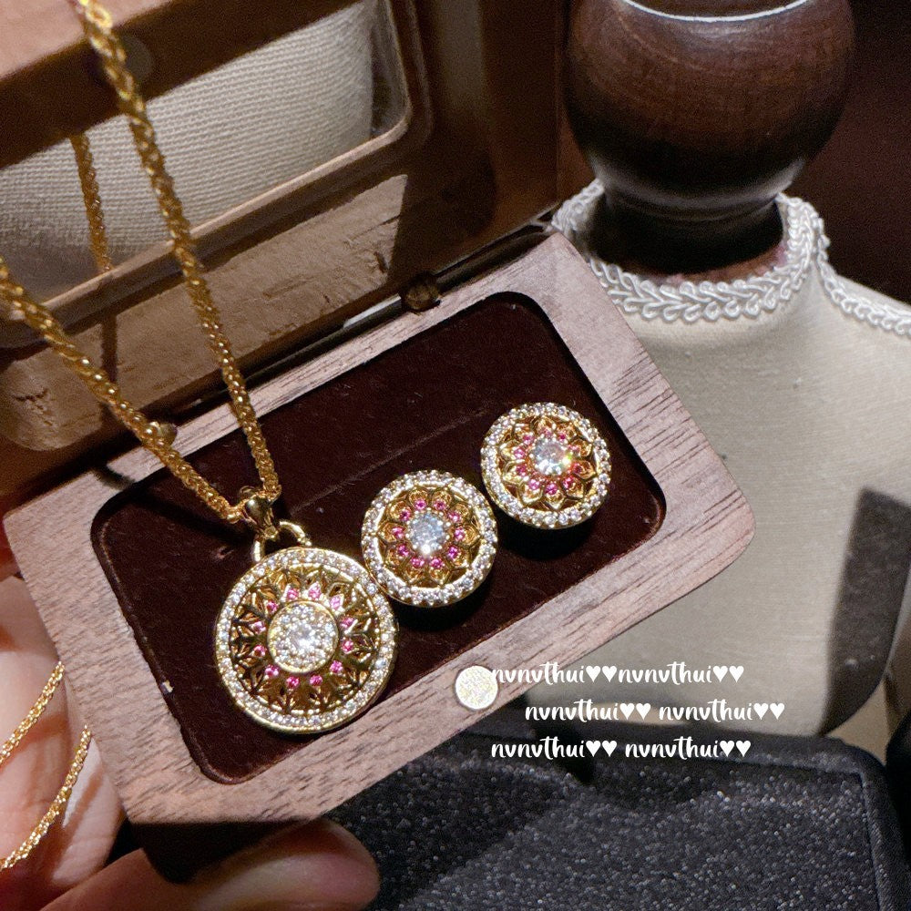 Ancient Golden Carved Rose Window Chain Necklaces