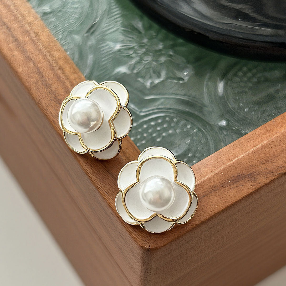 Women's Light Luxury Pearl French Retro High Stud Earrings