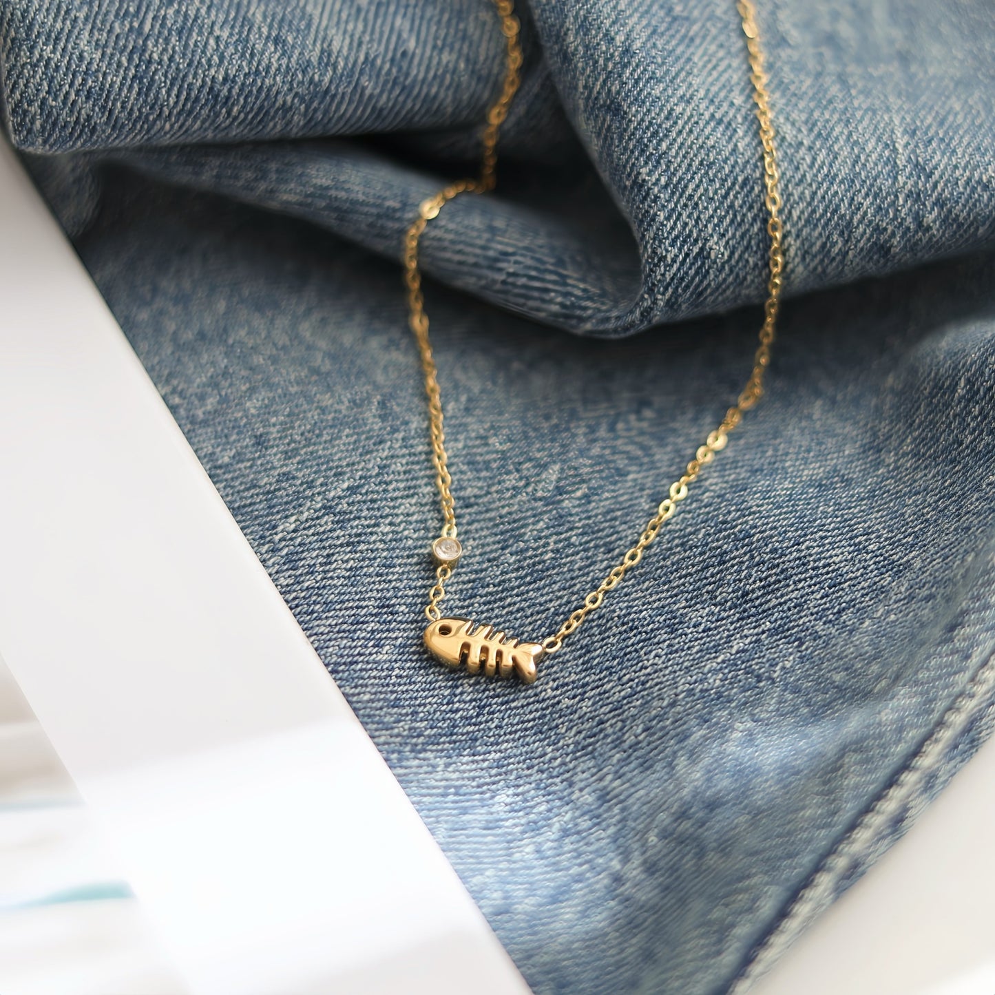 Light Luxury Minority Diamond Small Fishbone Titanium Necklace