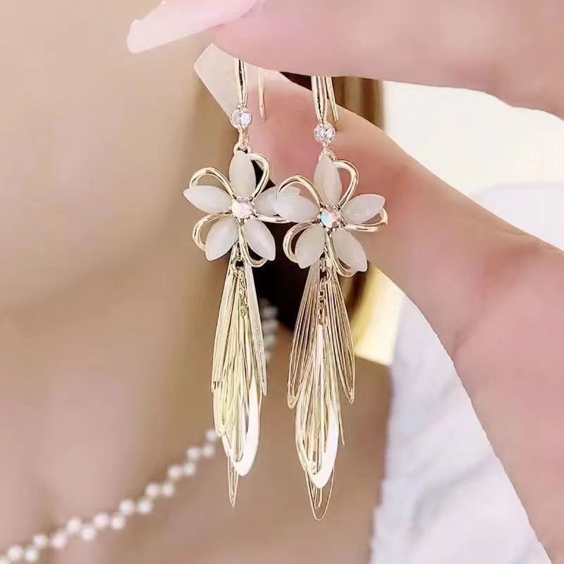 Women's High-grade Fashion Dignified Flowers Tassel Light Luxury Rings