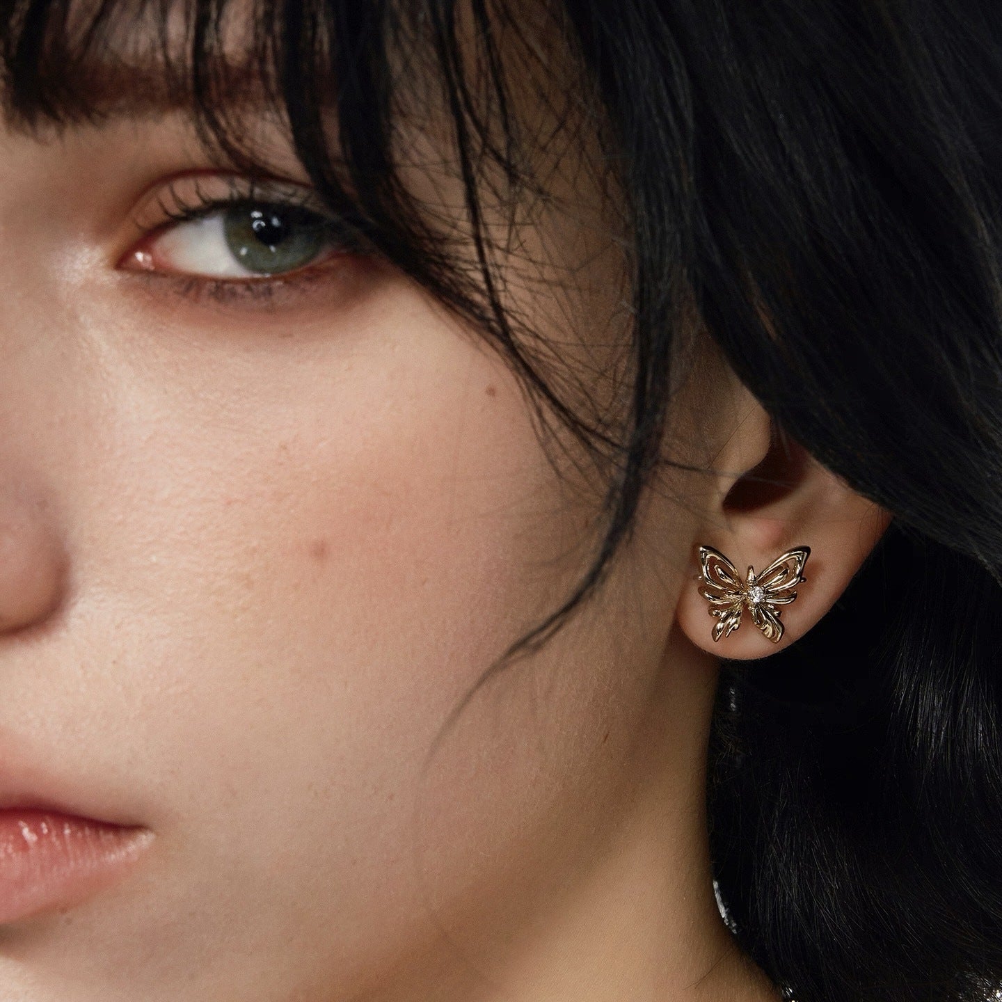 Women's Hollow Butterfly Advanced Commuter White Tea Stud Earrings