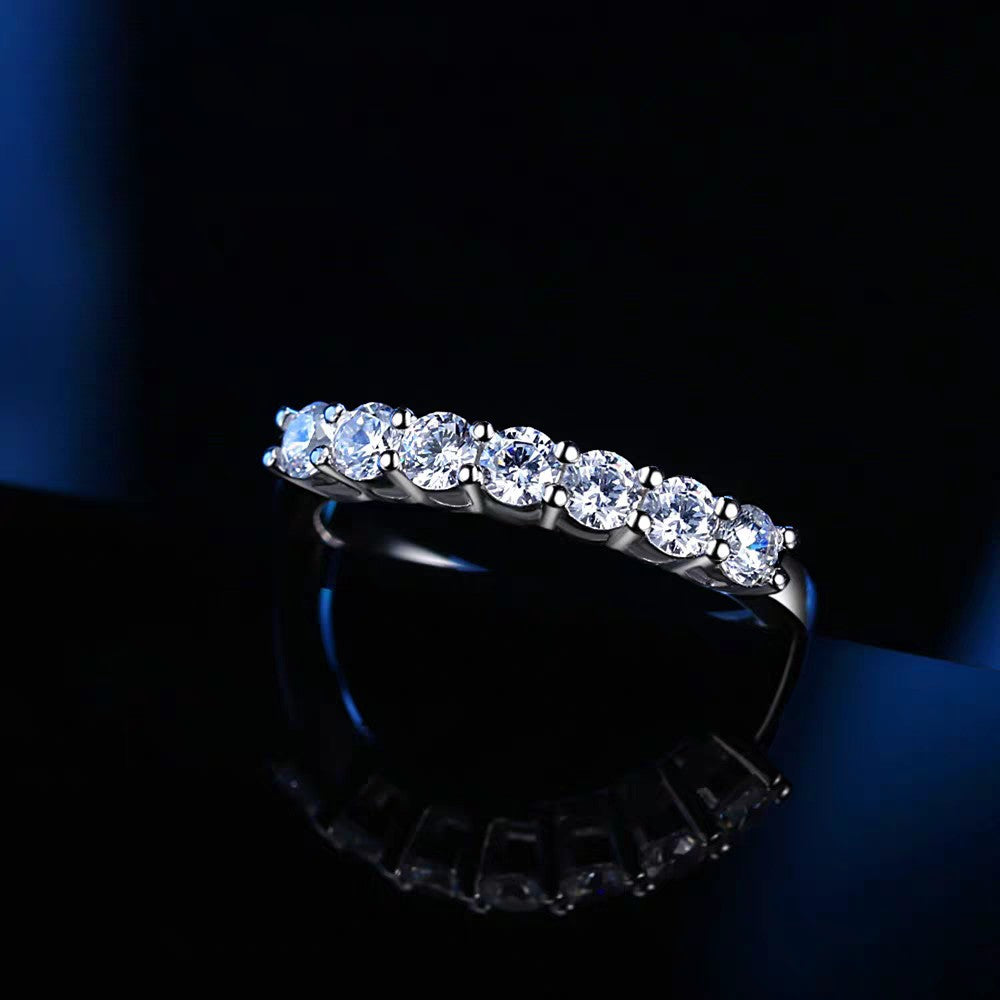 Wind Inlaid Round Diamond Row Zircon Ring