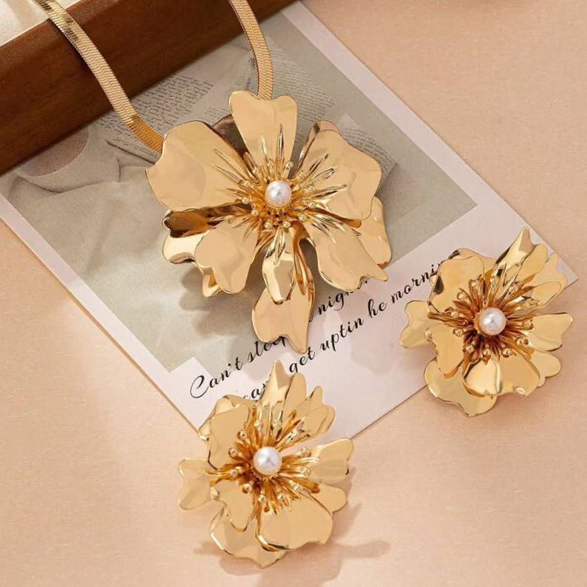 Fashion High Sense Flower Inlaid Pearl Jewelry Set