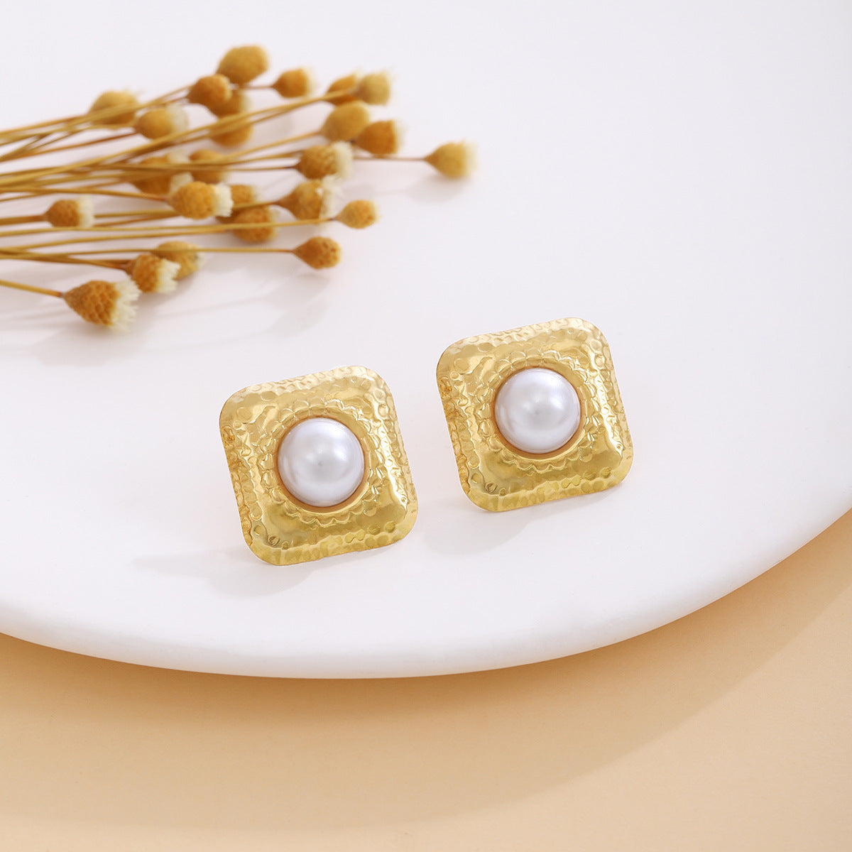 Women's Light Luxury High-grade Metallic Fashionable Retro Square Pearl Stud Earrings