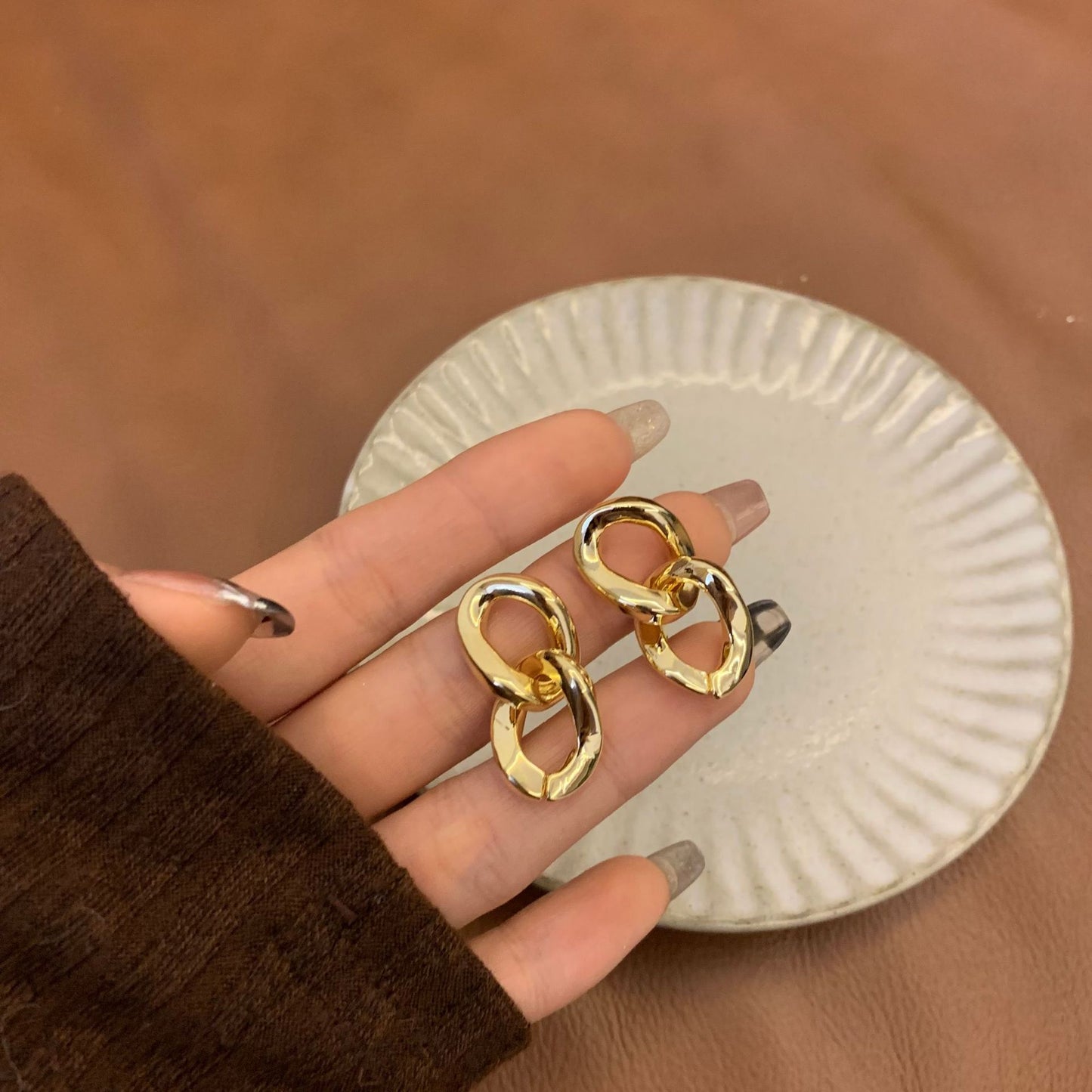 Women's Song Elegant Metal Chain Vintage Twisted Earrings