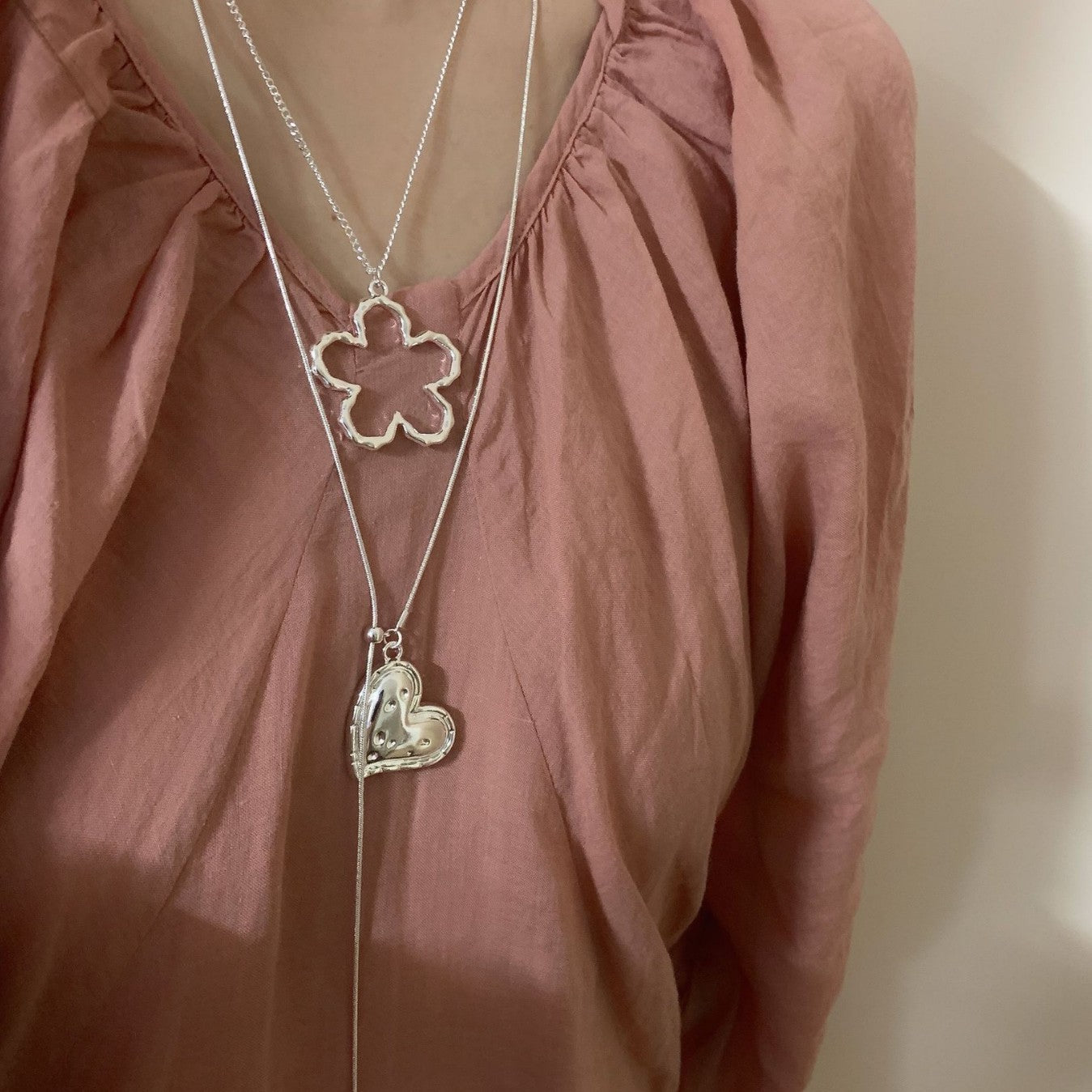 Women's Hollow Flower Light Luxury Temperament Niche High-grade Necklaces