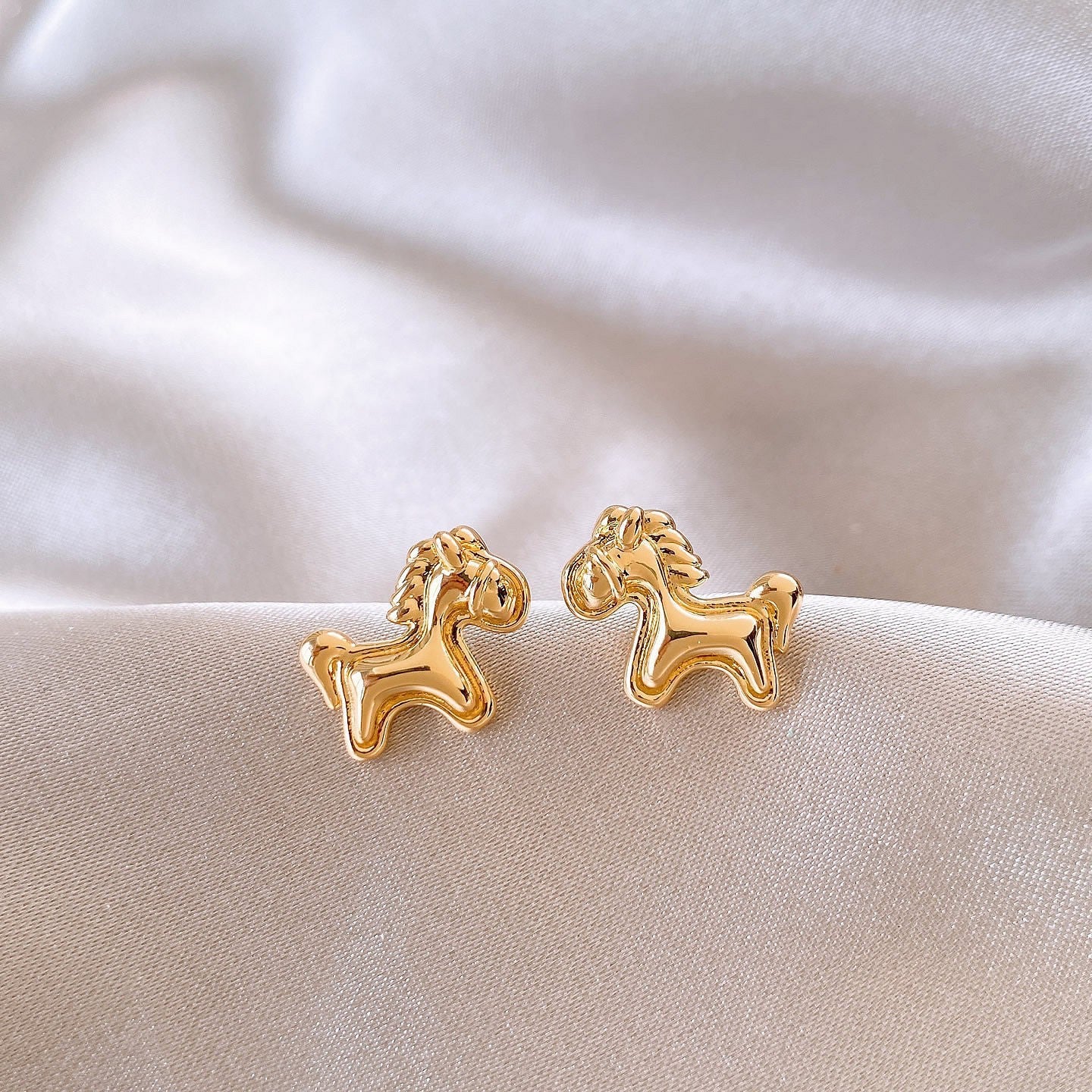 Women's Flocking Pearl Gourd Pony Ear Clip Niche Earrings