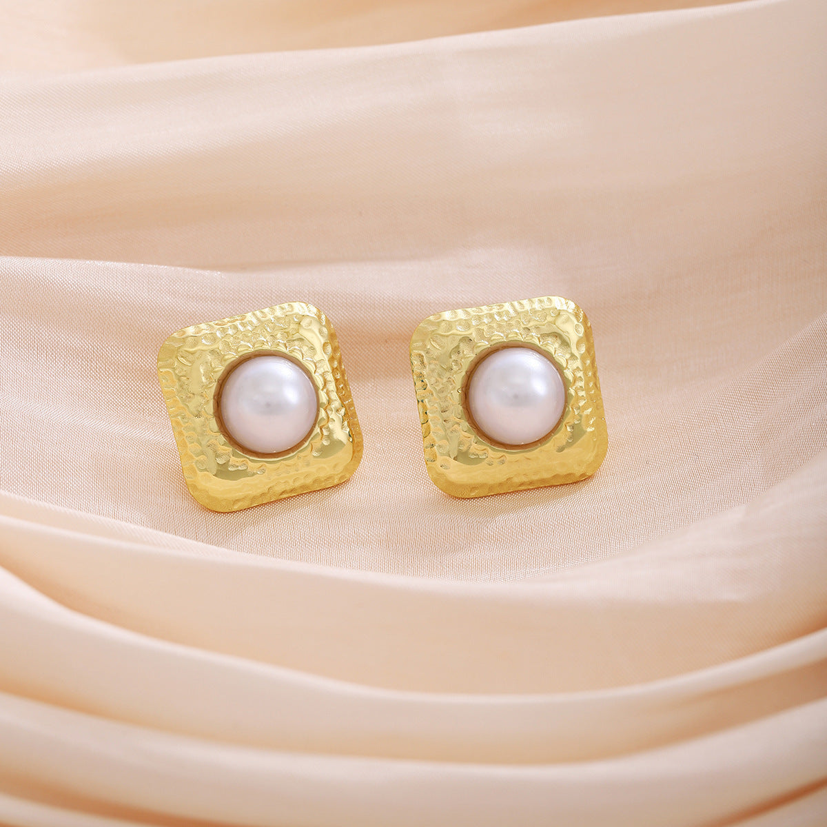 Women's Light Luxury High-grade Metallic Fashionable Retro Square Pearl Stud Earrings