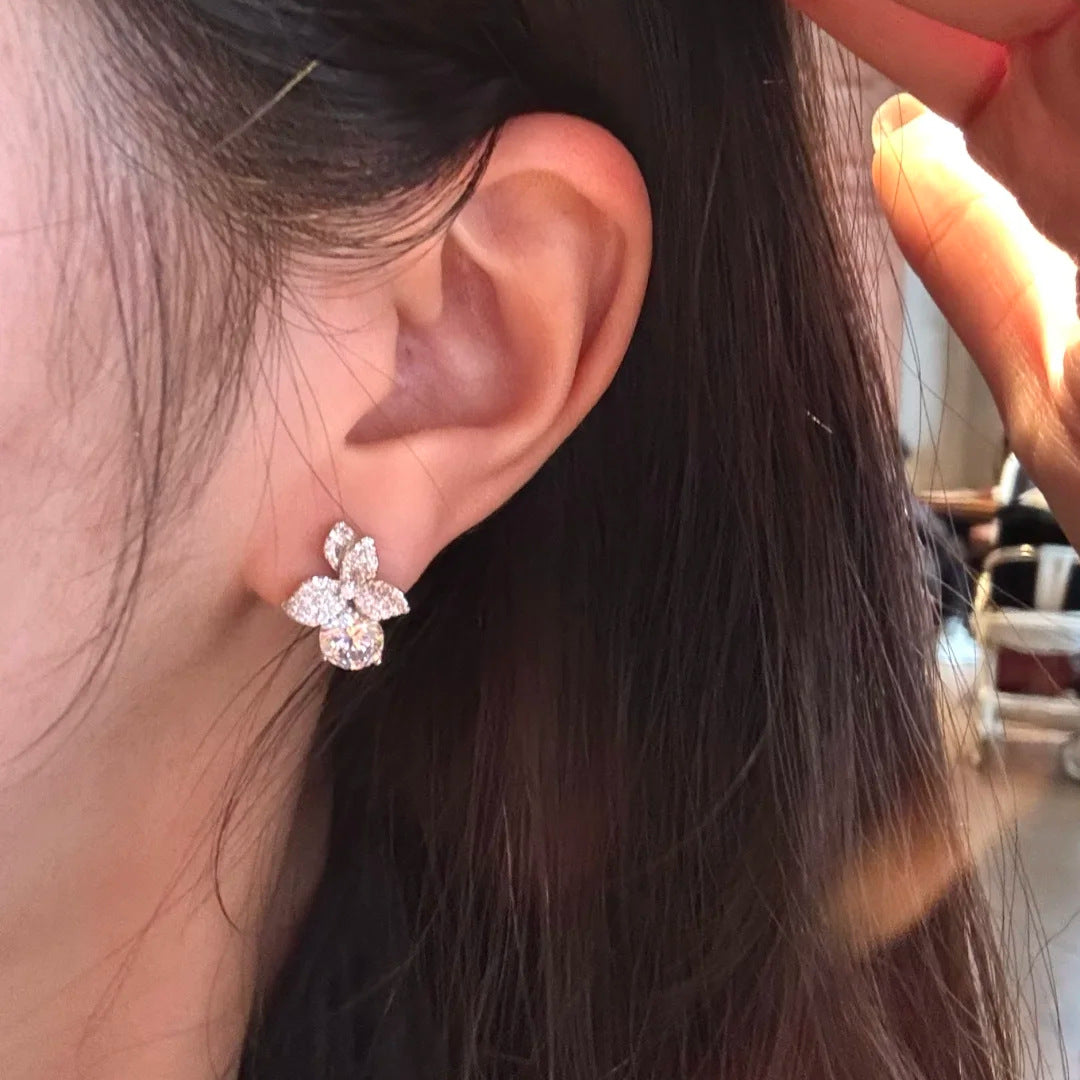 Women's High-grade Temperament 2 Karat Eight Hearts Arrows Super Flash Zircon Stud Earrings