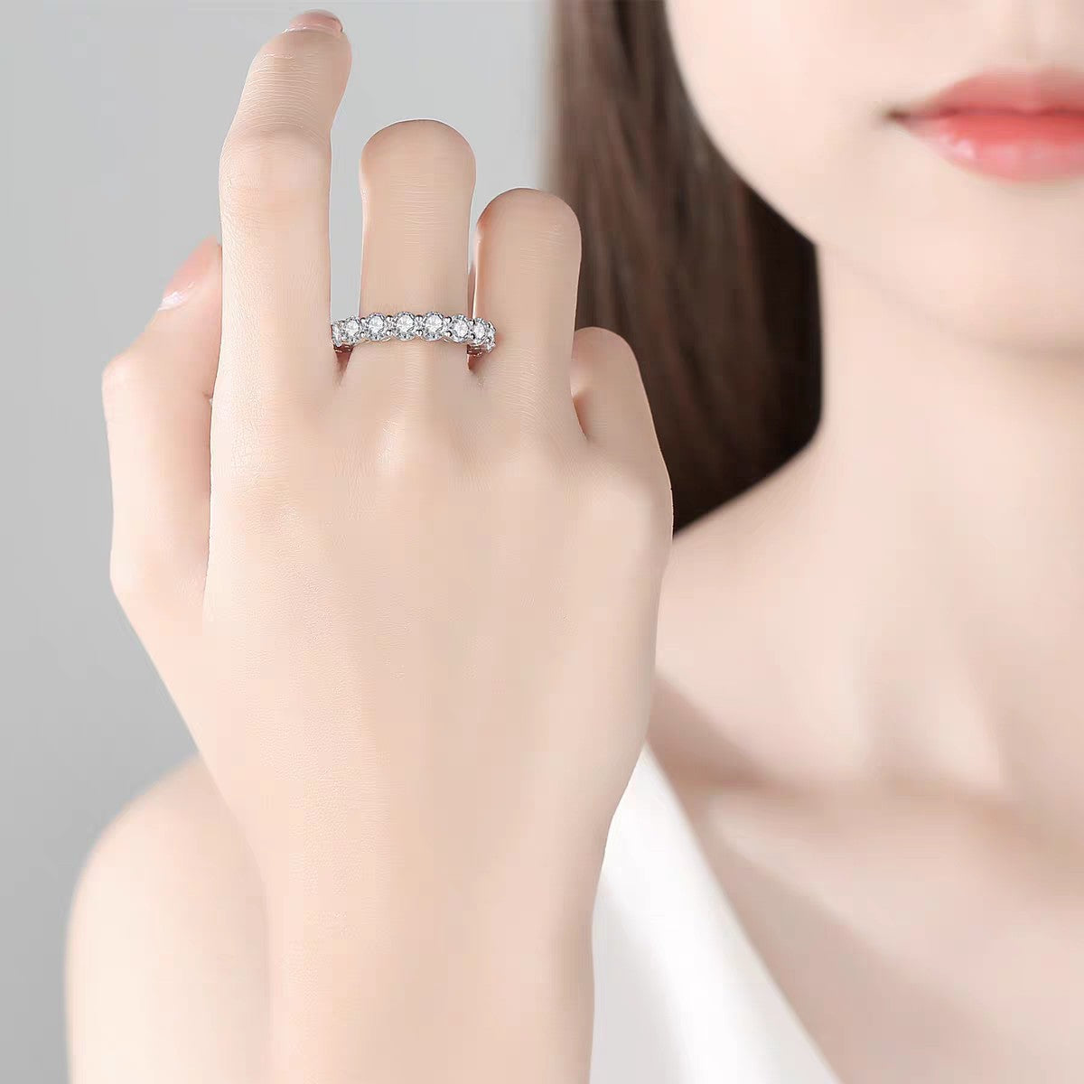 Wind Inlaid Round Diamond Row Zircon Ring